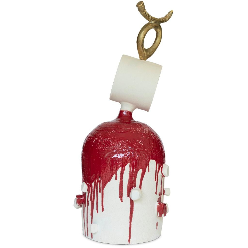 Guerrero nº 1 Escultura figurativa de cerámica roja esmaltada en blanco y latón Vaciado en venta