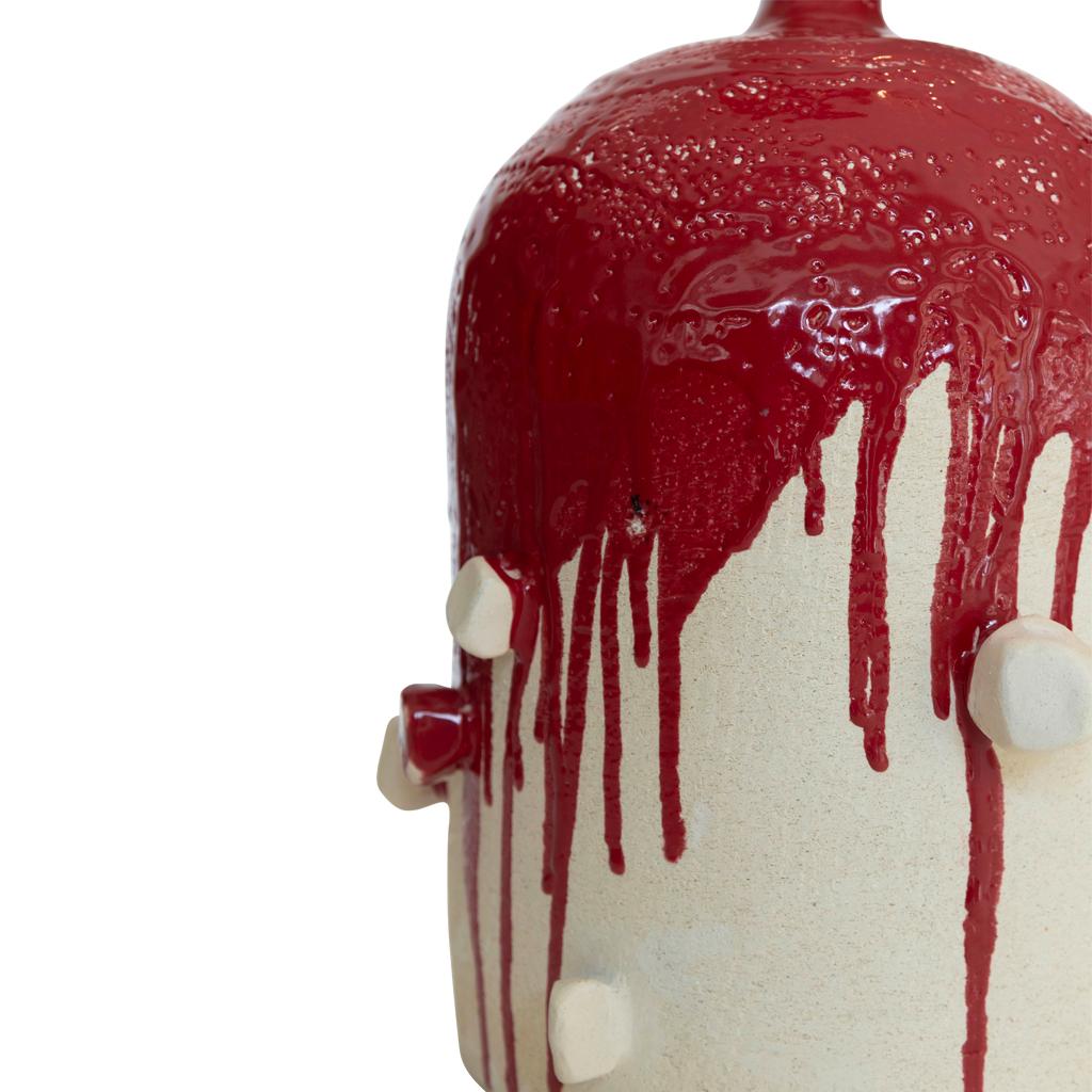 Guerrero nº 1 Escultura figurativa de cerámica roja esmaltada en blanco y latón Siglo XXI y contemporáneo en venta