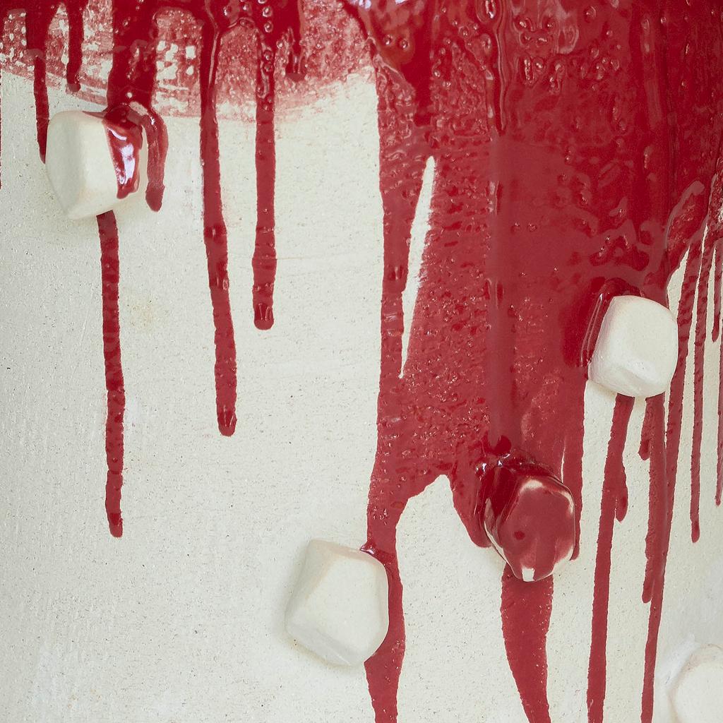 Guerrero nº 1 Escultura figurativa de cerámica roja esmaltada en blanco y latón en venta 1