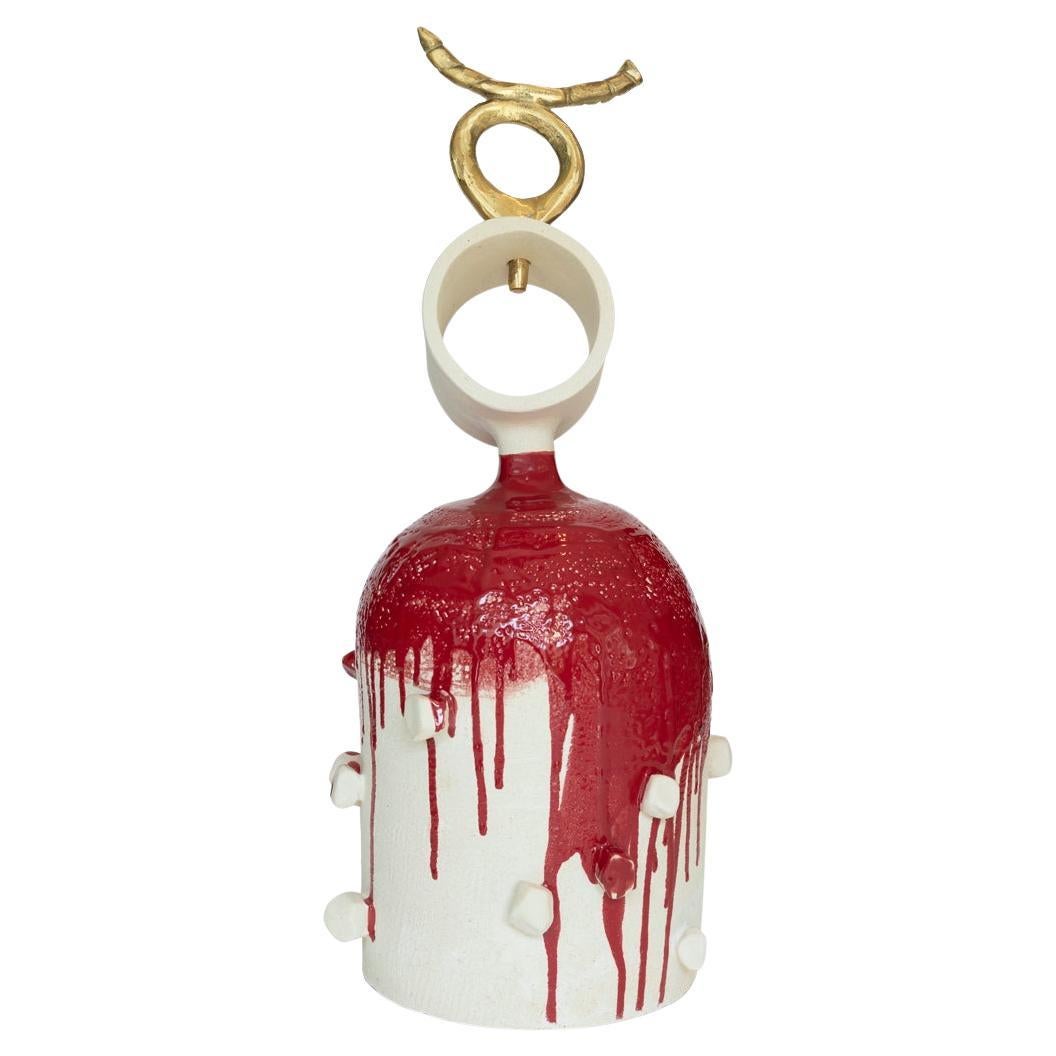 Guerrero nº 1 Escultura figurativa de cerámica roja esmaltada en blanco y latón