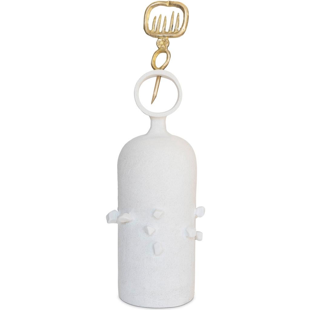 Figurative Skulptur „Krieger #2“ aus weißer Keramik und Messing (Moderne) im Angebot