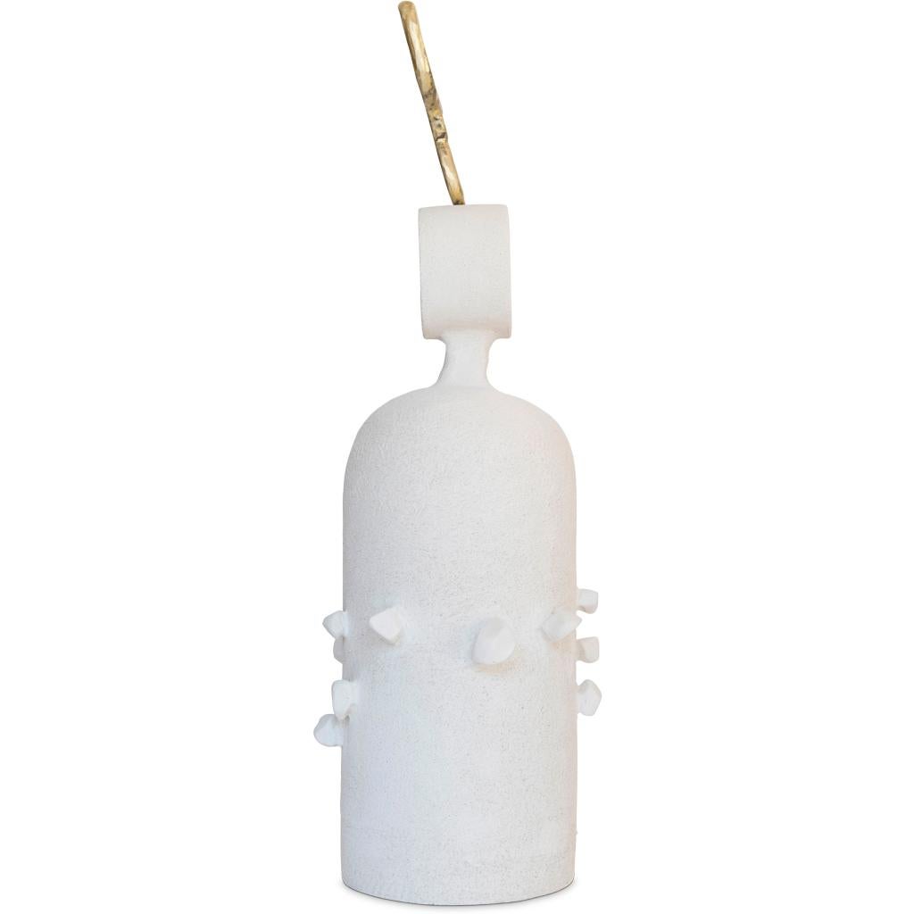Figurative Skulptur „Krieger #2“ aus weißer Keramik und Messing (Portugiesisch) im Angebot