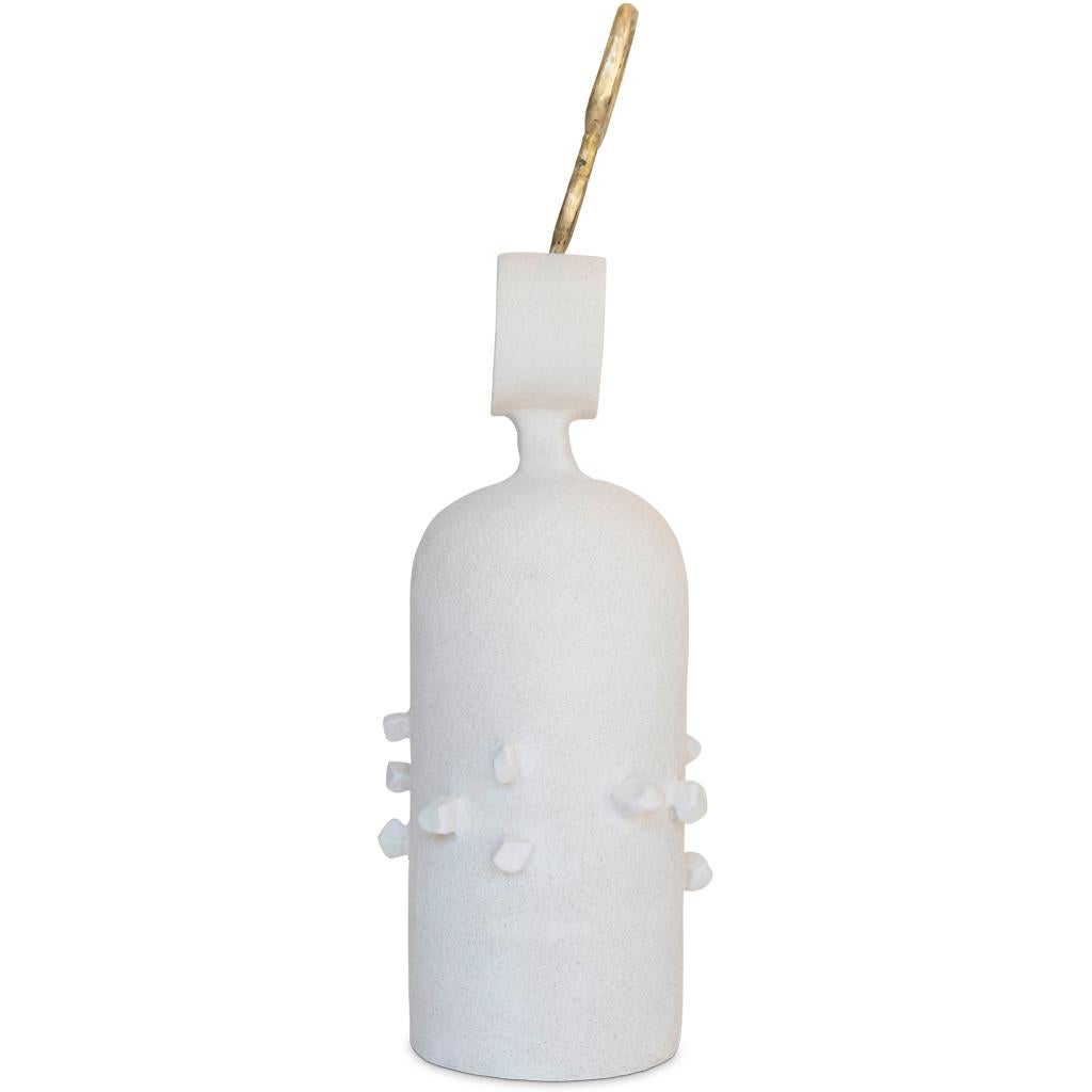 Figurative Skulptur „Krieger #2“ aus weißer Keramik und Messing (Gegossen) im Angebot