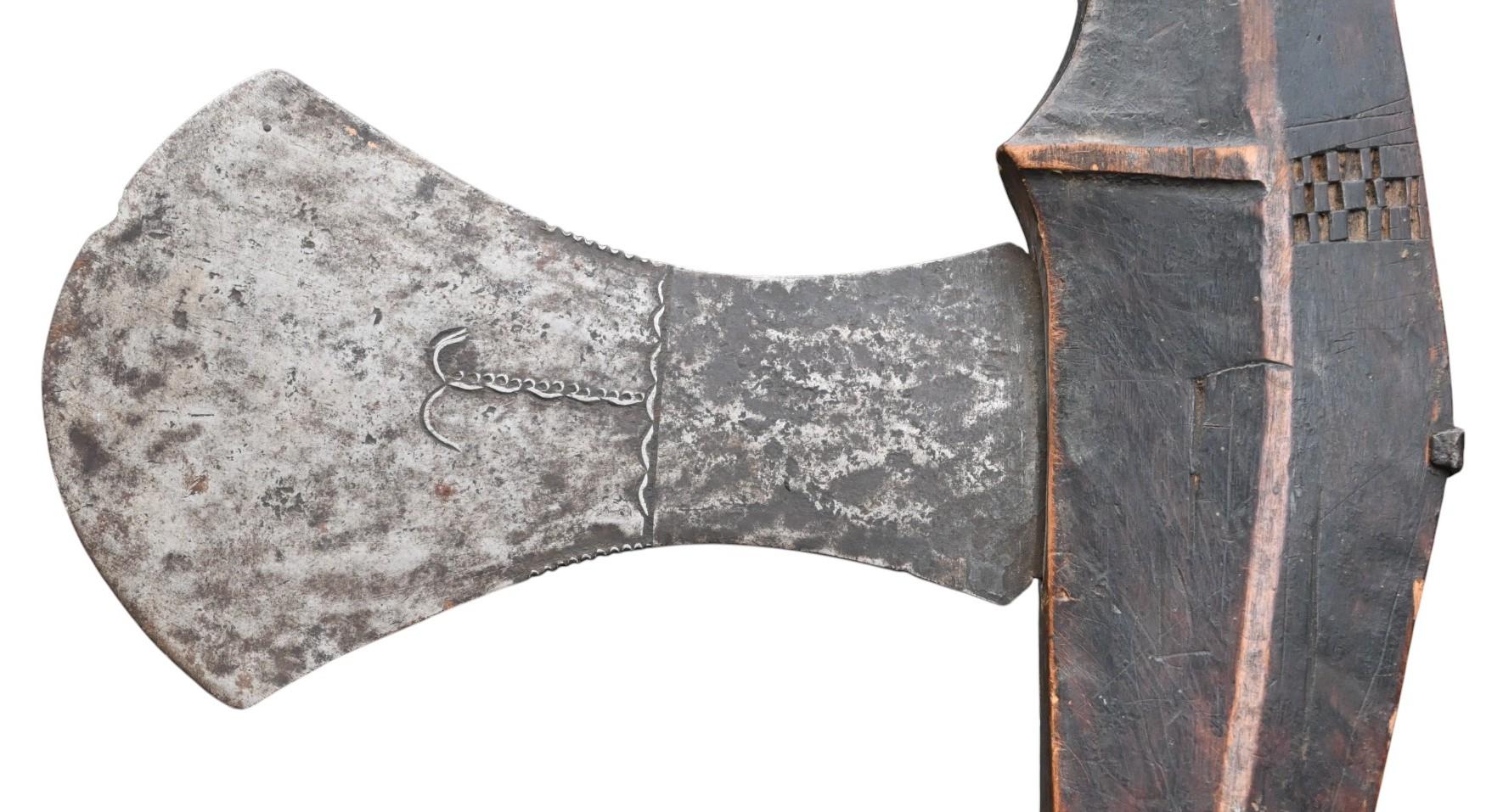 Hacha guerrera, azuela de la tribu Fang,  Gabón, siglo XIX Gabonés en venta
