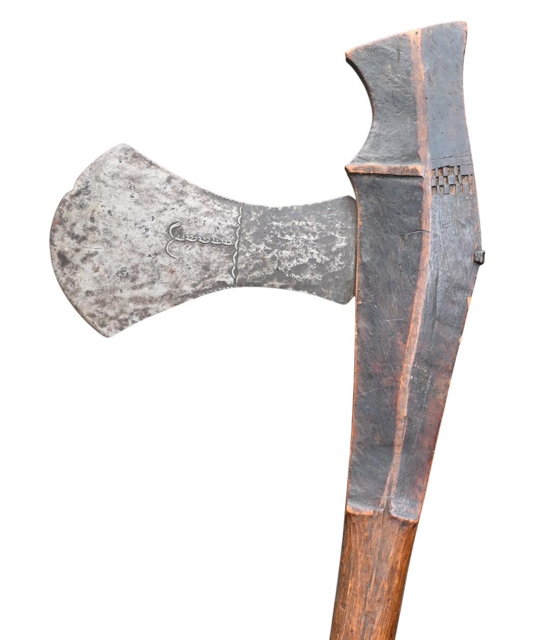 Hacha guerrera, azuela de la tribu Fang,  Gabón, siglo XIX Hierro forjado en venta