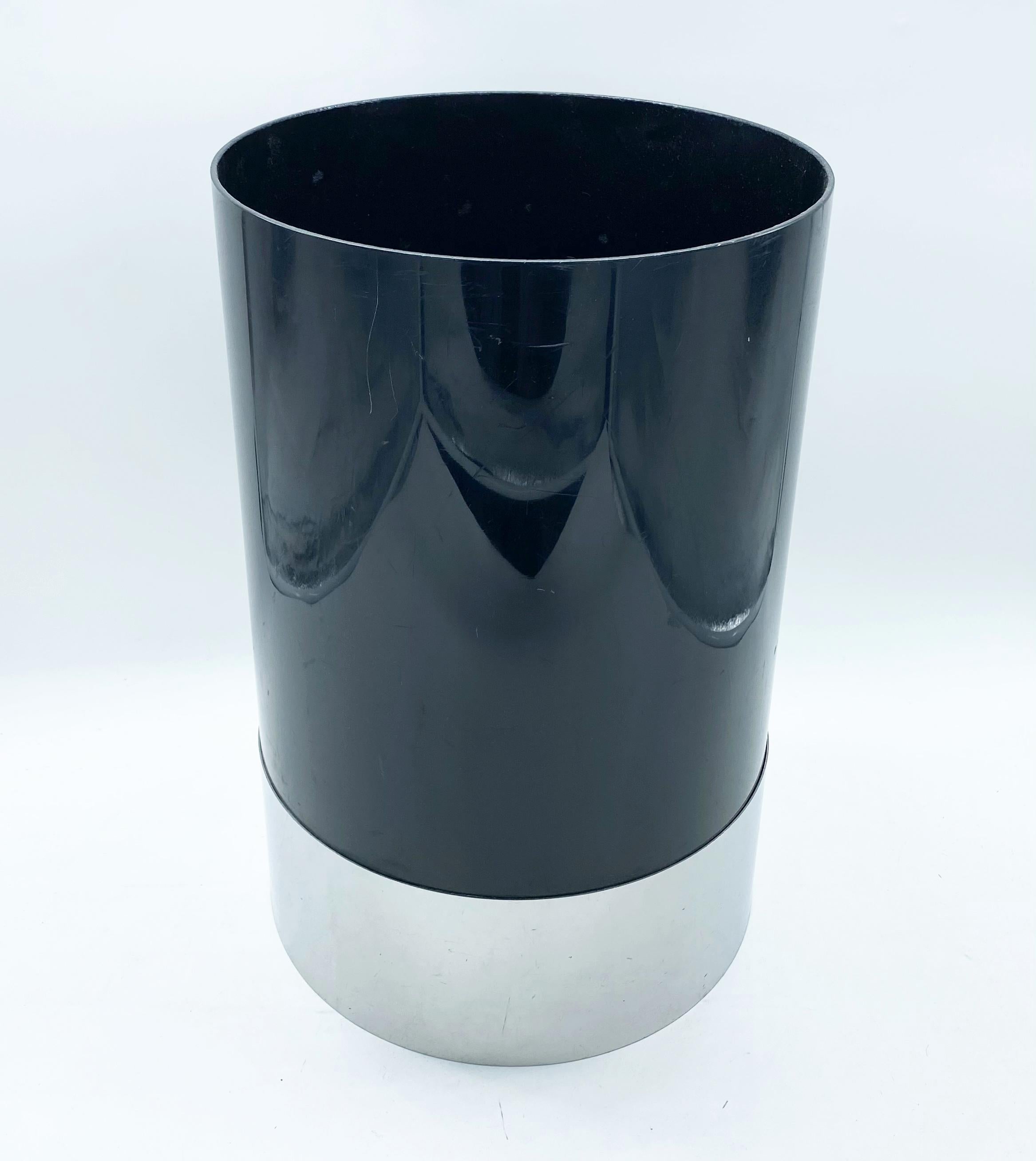 Simple and stylized design for one of the historical pieces of the Kartell collection: the Waste Bin. This 