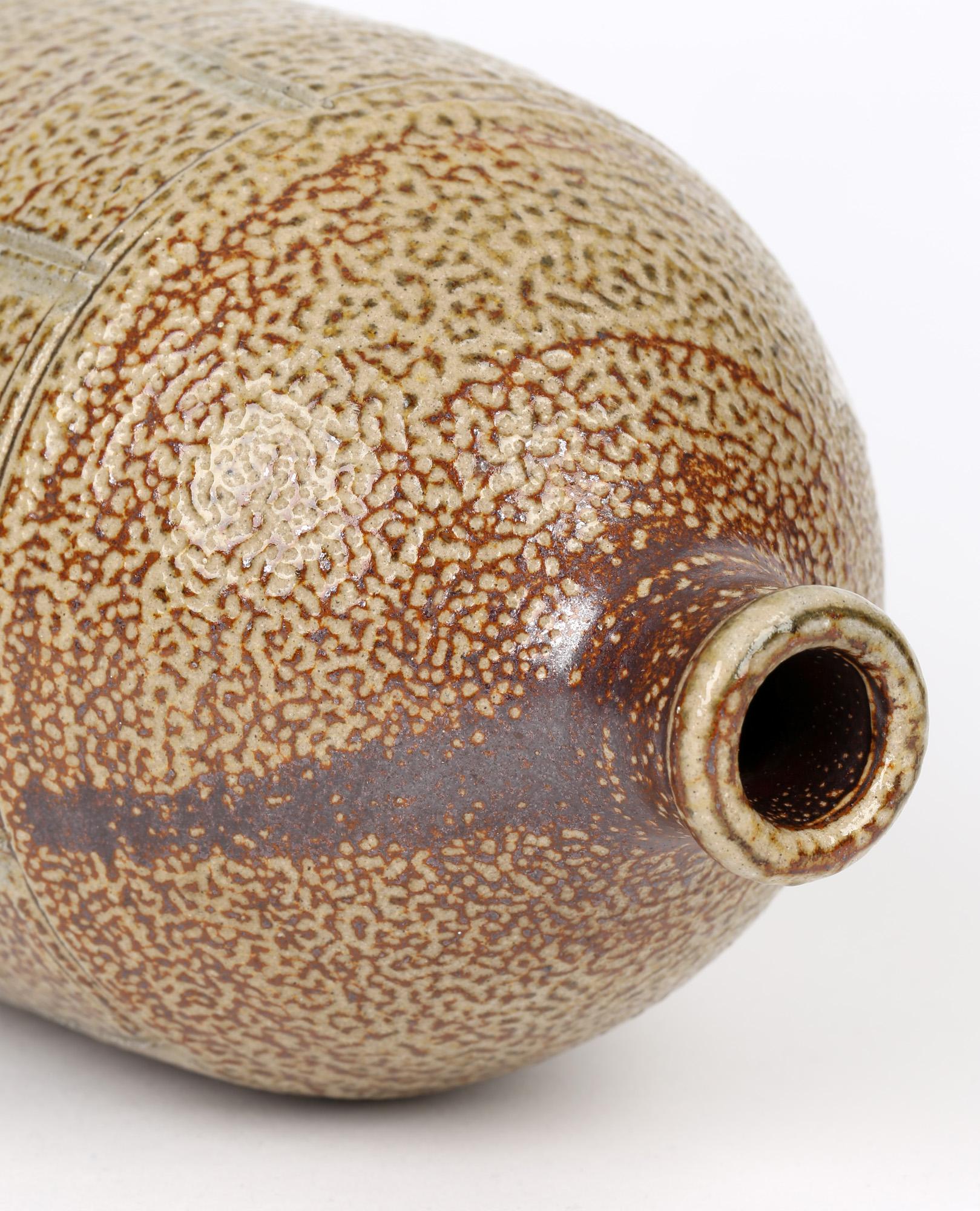 Inglese Vaso a bottiglia Warwick Parker English Salt Glazed Studio Pottery in vendita