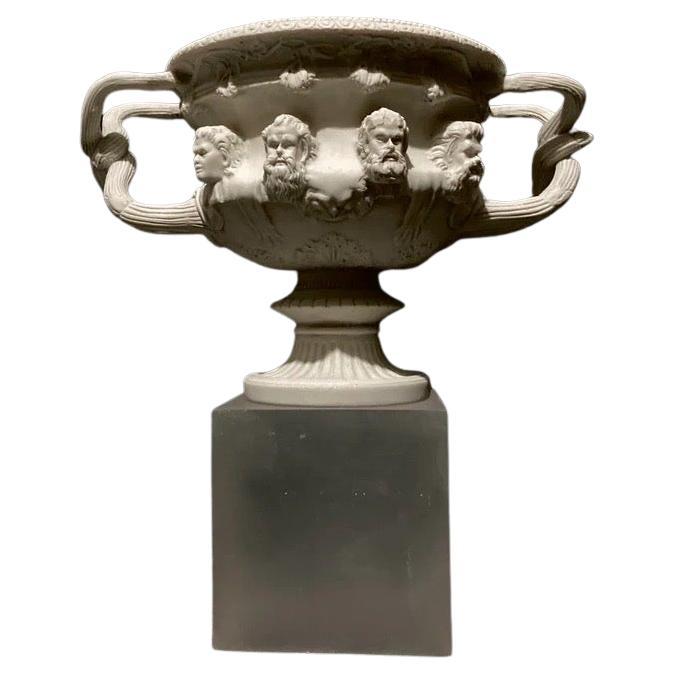 Le **Vase Warwick** est un grand vase romain en marbre, aux détails complexes, réputé pour sa taille, sa qualité d'exécution et son importance historique. Découvert à l'origine sous forme de fragments à la Villa d'Hadrien près de Tivoli à la fin du
