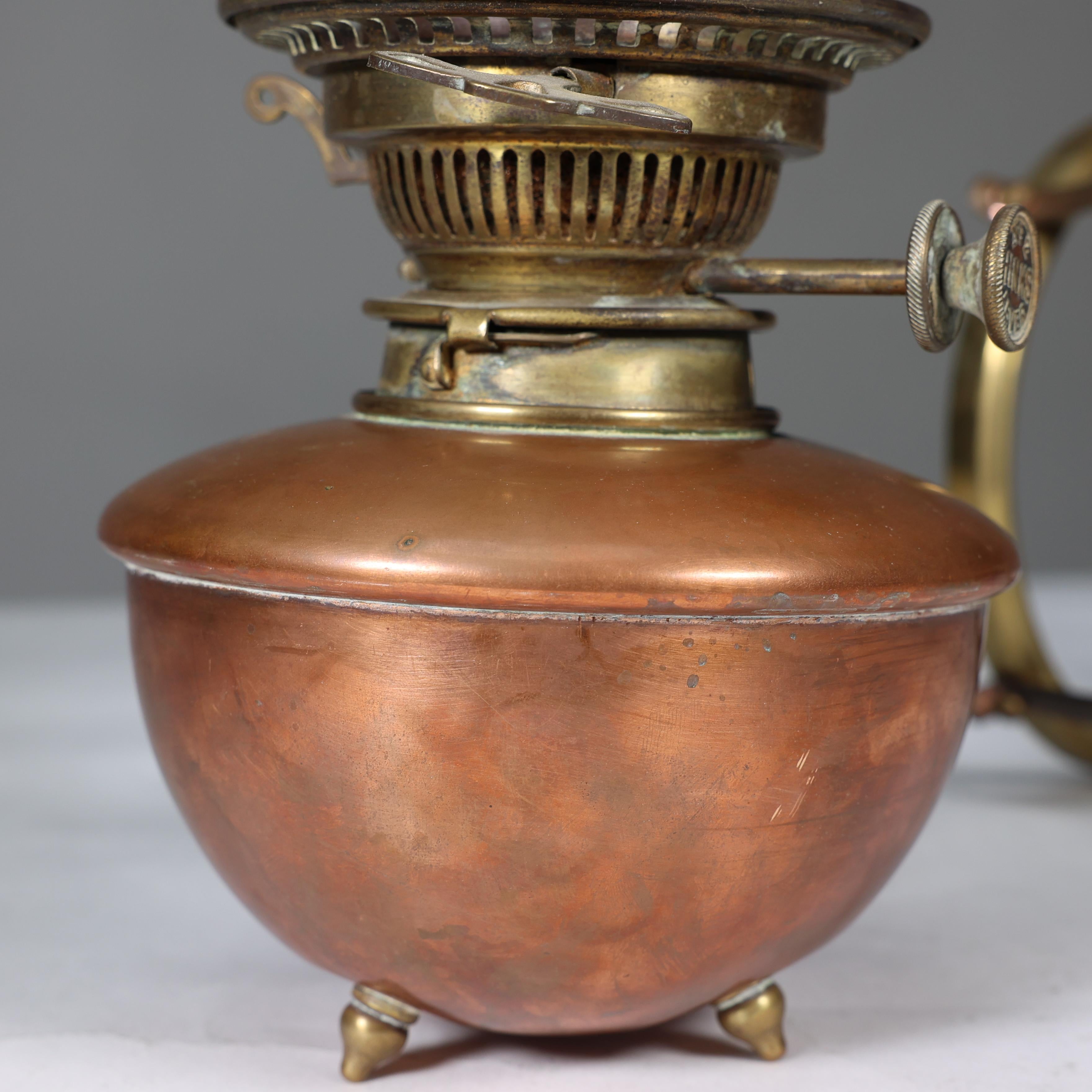 WAS Benson. Una lámpara de aceite de mesa de cobre y latón en venta 3