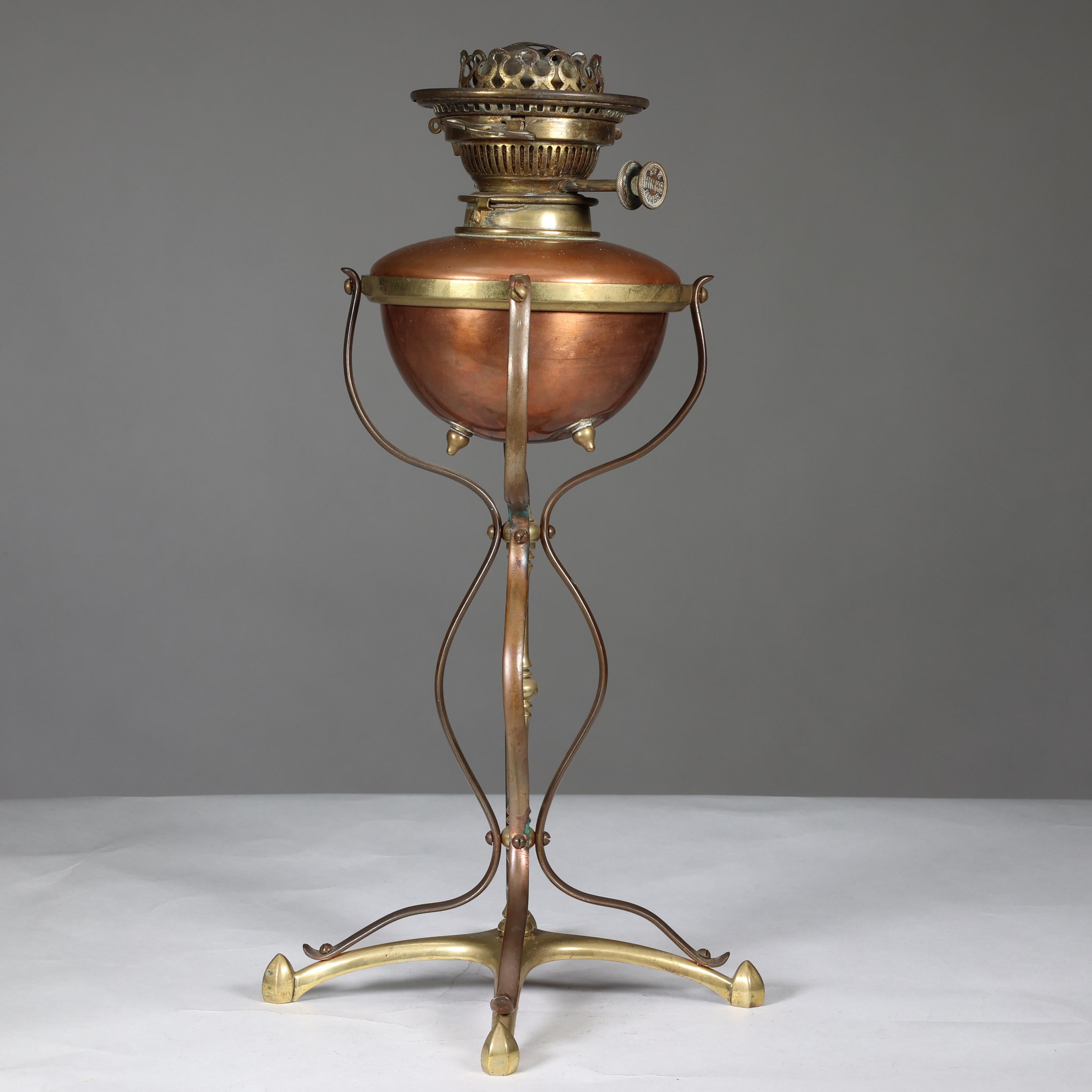 William Arthur Smith Benson (1854-1924), lámpara de aceite de mesa de cobre y latón, con pila extraíble.