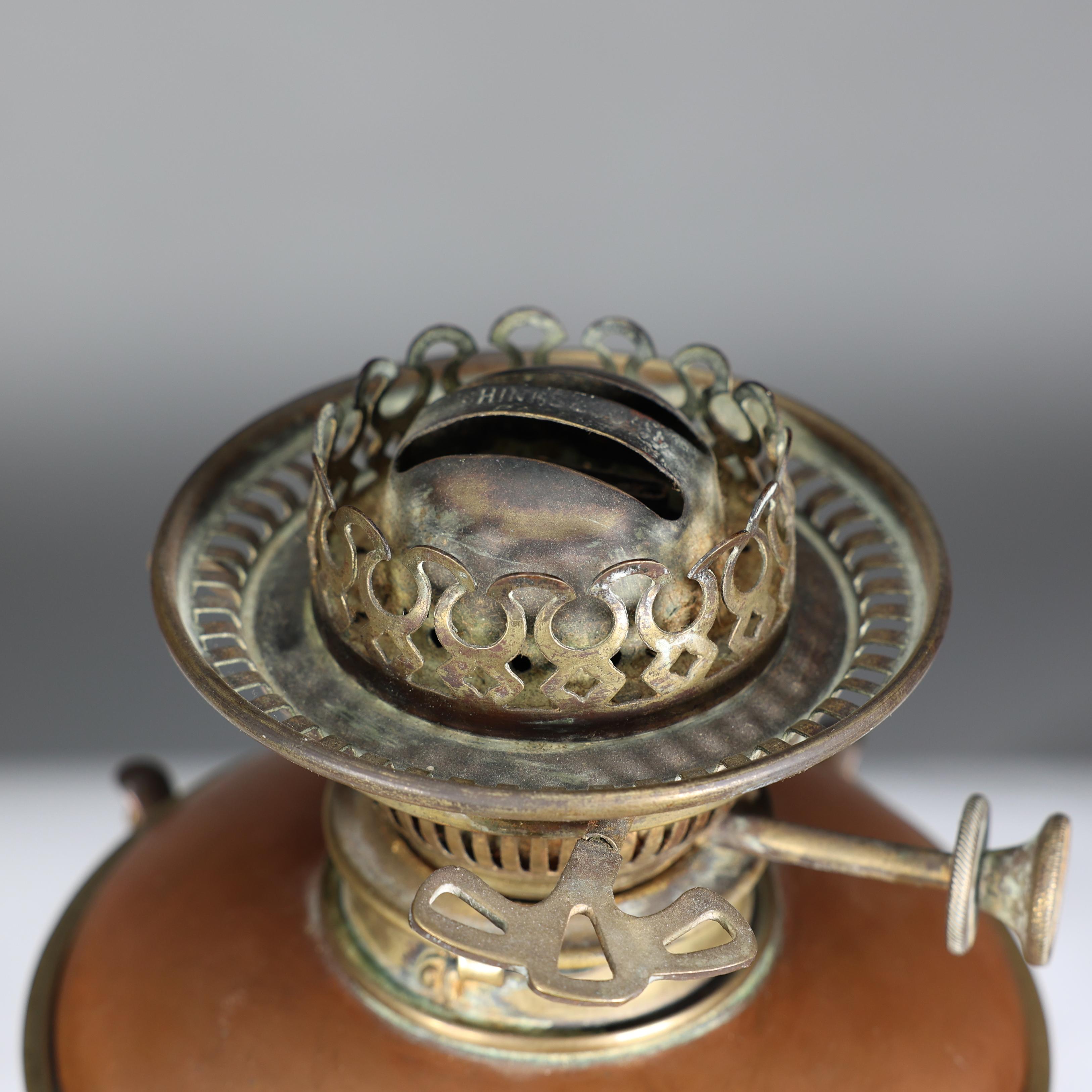 WAS Benson. Una lámpara de aceite de mesa de cobre y latón en venta 2