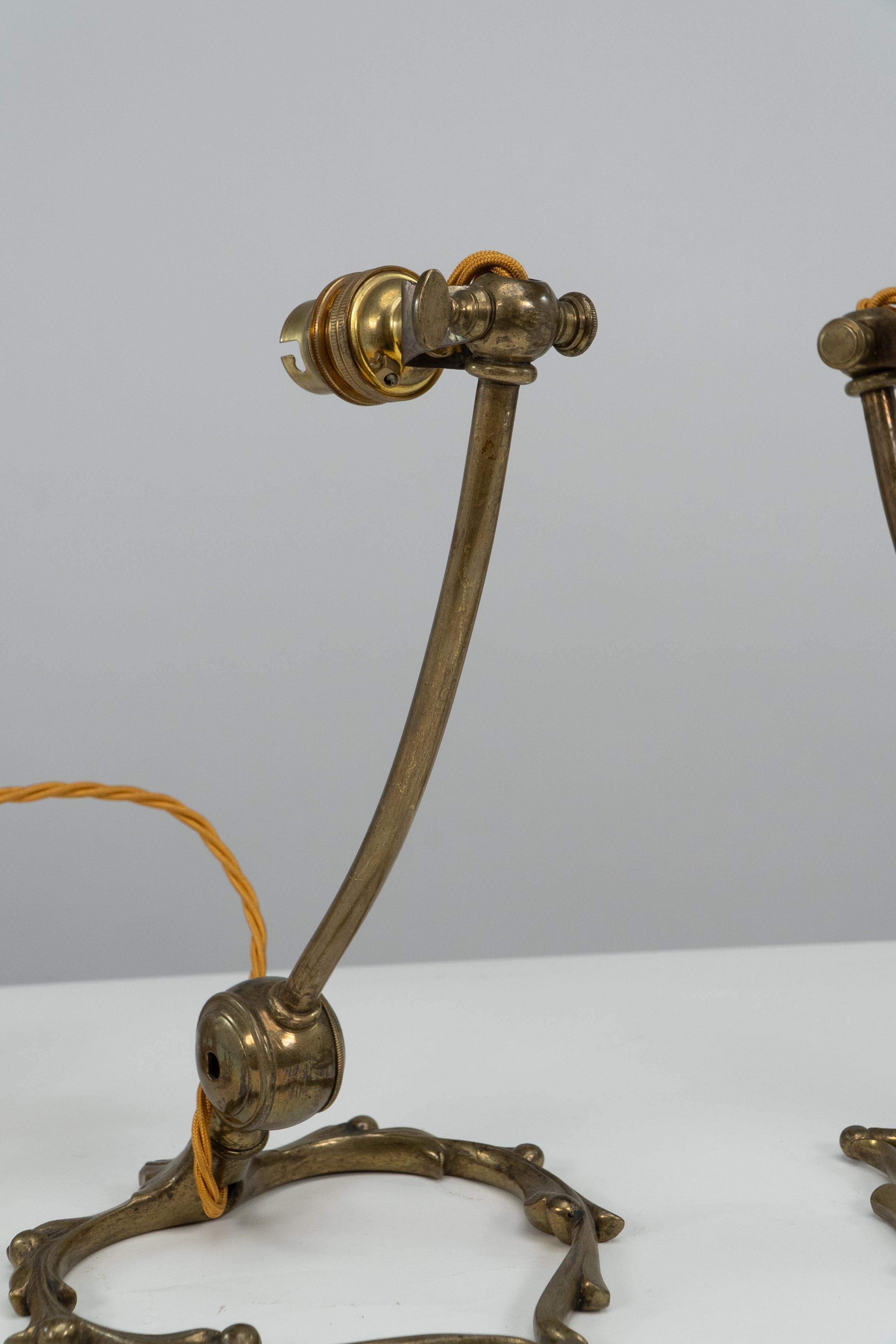 WAS Benson. Ein Paar verstellbare Mistelzweig-Tischlampen aus Messing im Arts and Craft-Stil. (Frühes 20. Jahrhundert) im Angebot