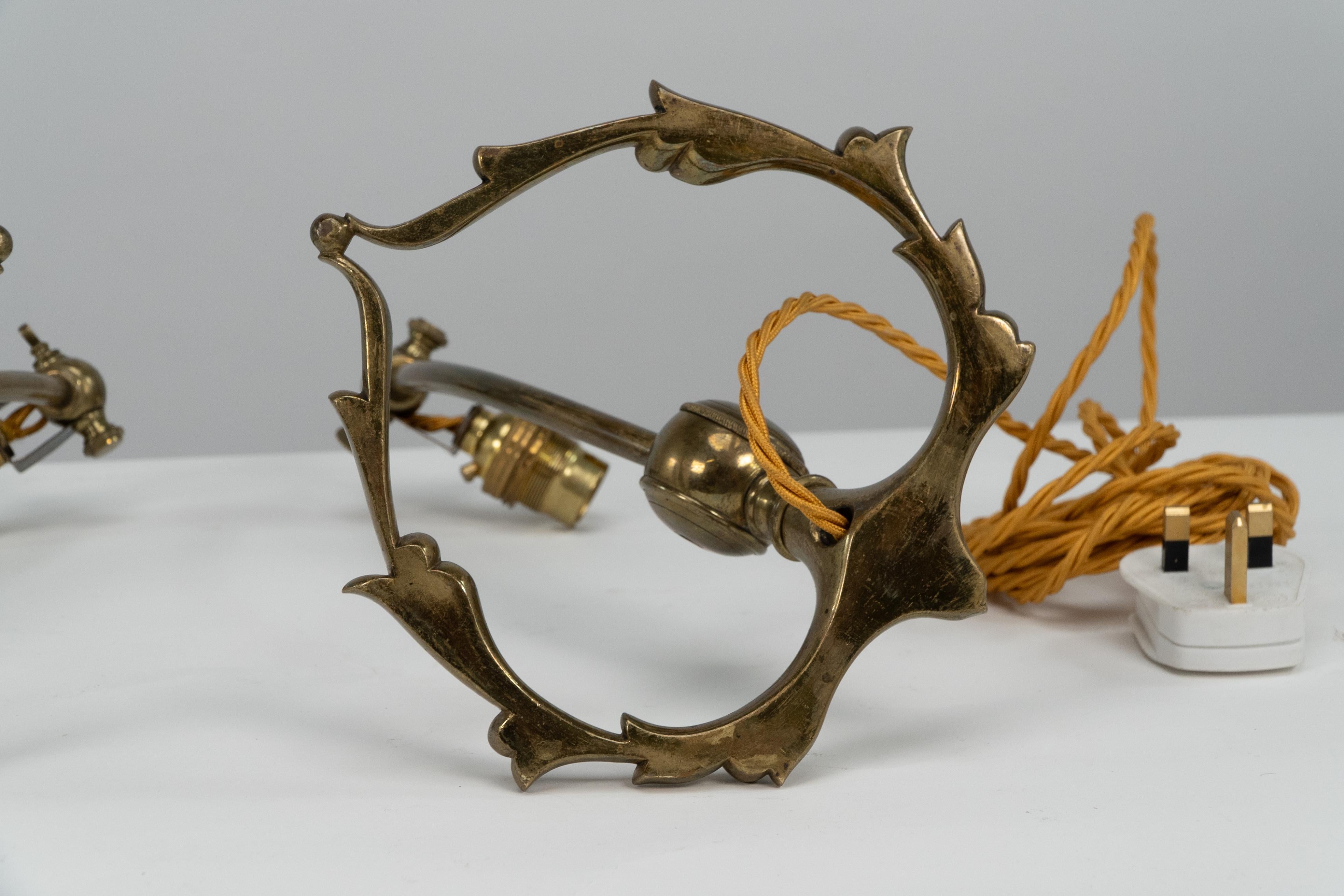 WAS Benson. Ein Paar verstellbare Mistelzweig-Tischlampen aus Messing im Arts and Craft-Stil. im Angebot 13