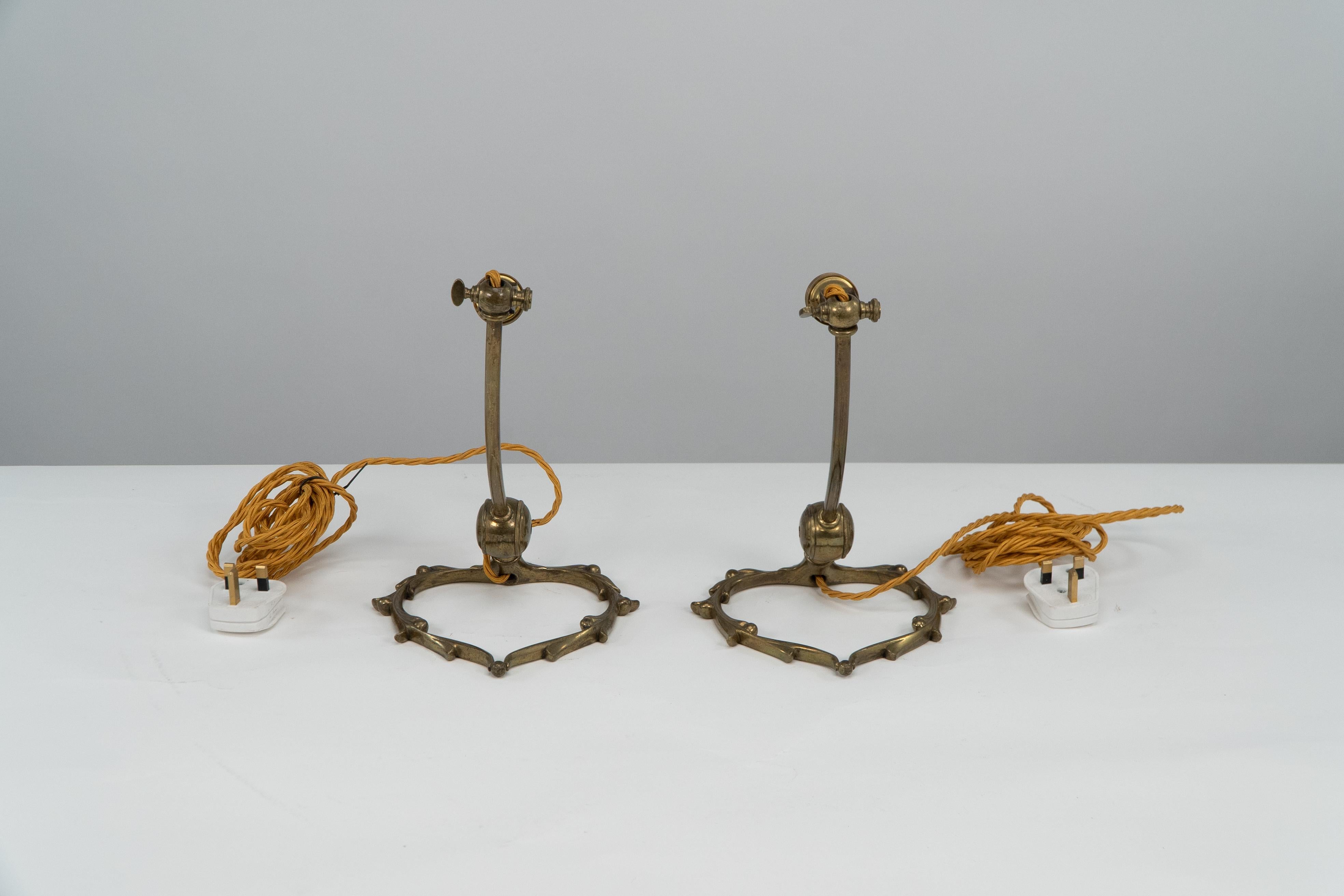 English WAS Benson. A pair of Arts and Crafts brass adjustable Mistletoe table lamps. For Sale