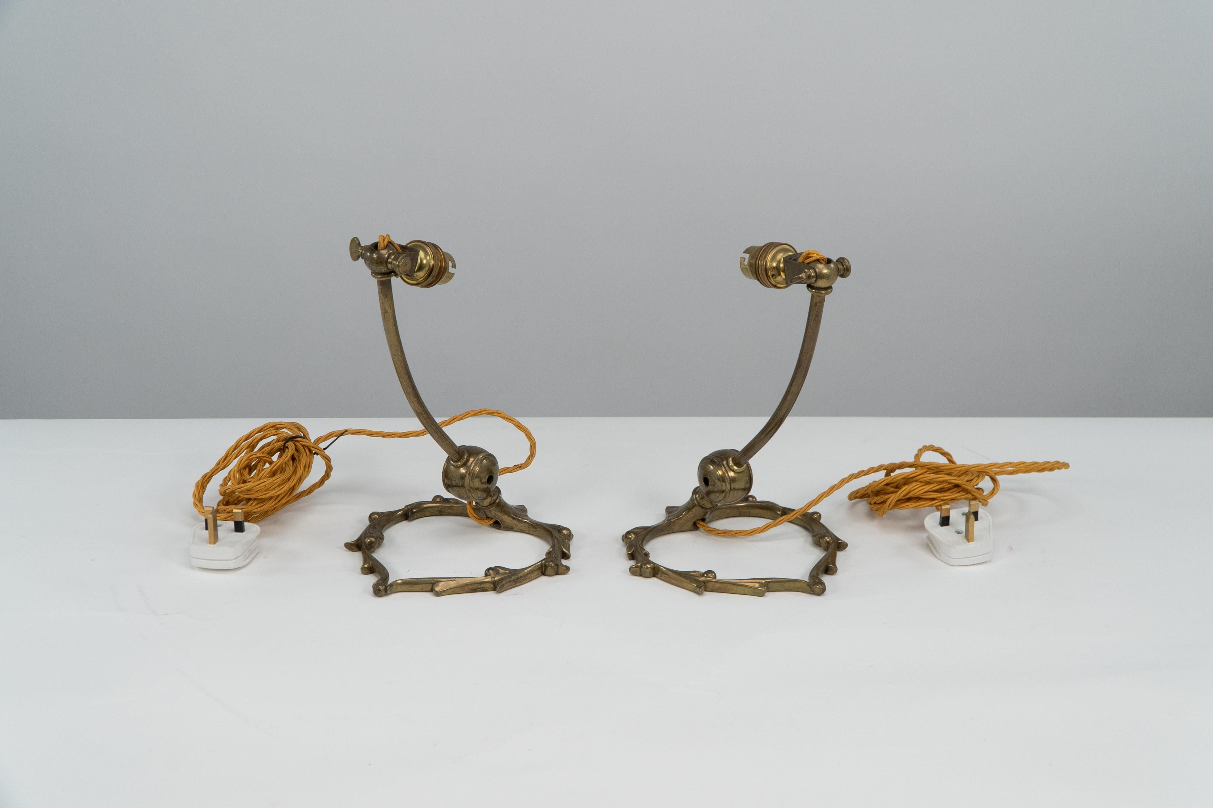 WAS Benson. A pair of Arts and Crafts brass adjustable Mistletoe table lamps. In Good Condition For Sale In London, GB