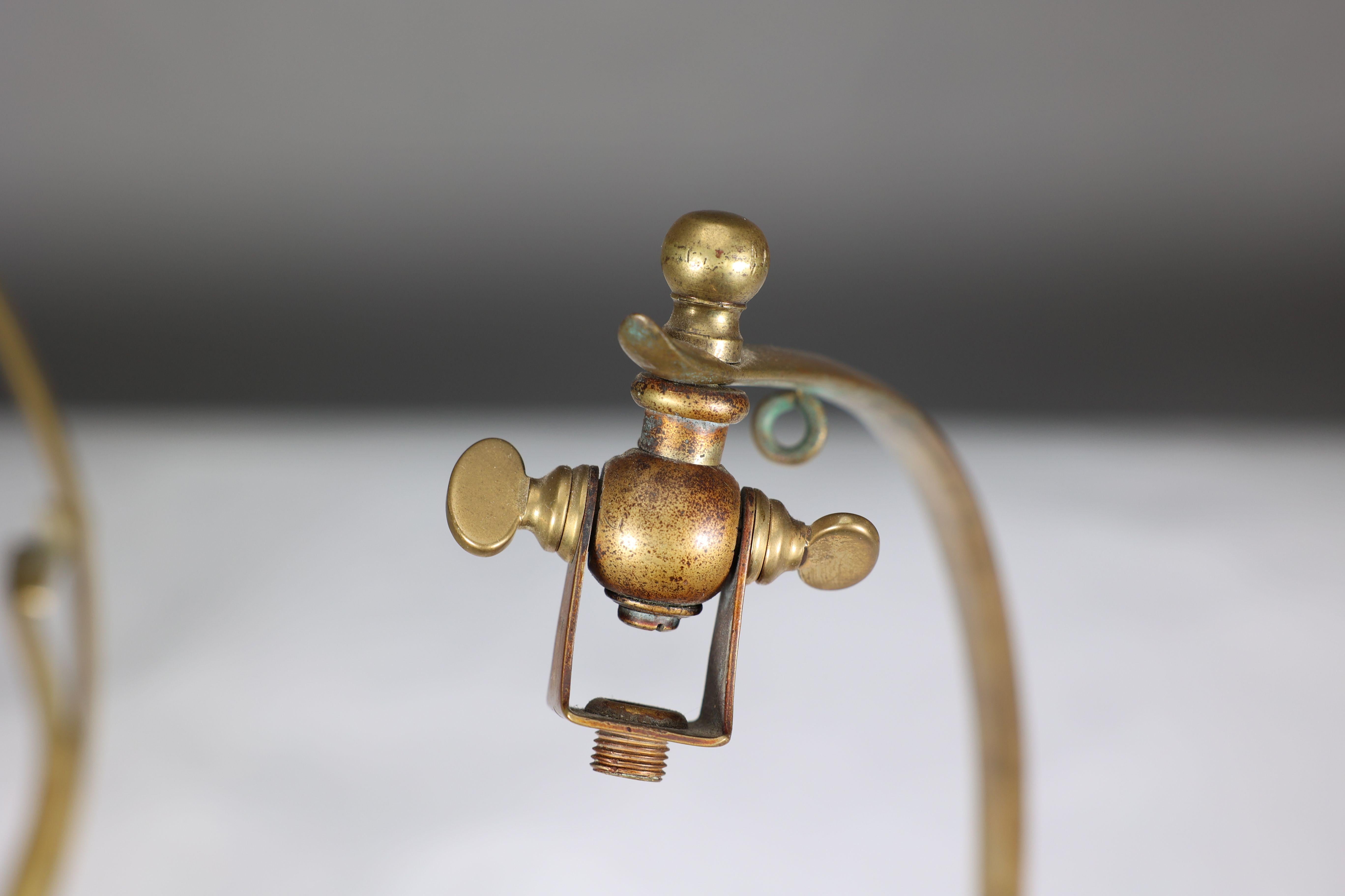 WAS Benson. Paire de lampes de table de style Swan en laiton Arts and Crafts en vente 7