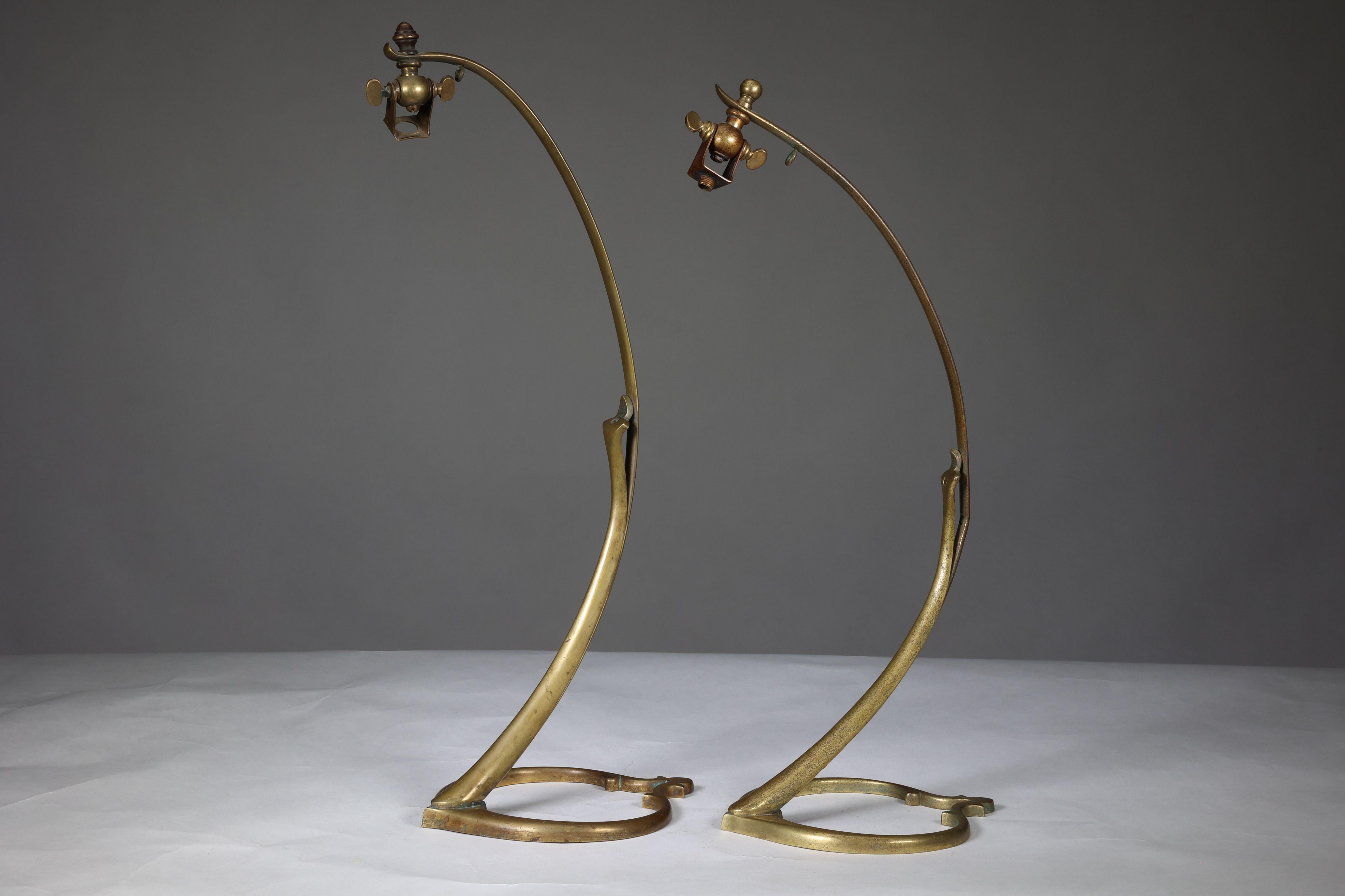W A S Benson. Paire de lampes de table de style cygne en laiton Arts and Crafts avec des bases en forme de coeur. Catalogue WAS Benson, planche 15, illustration n° 1079.
Estampillé marqué à la base
Prix de la paire.