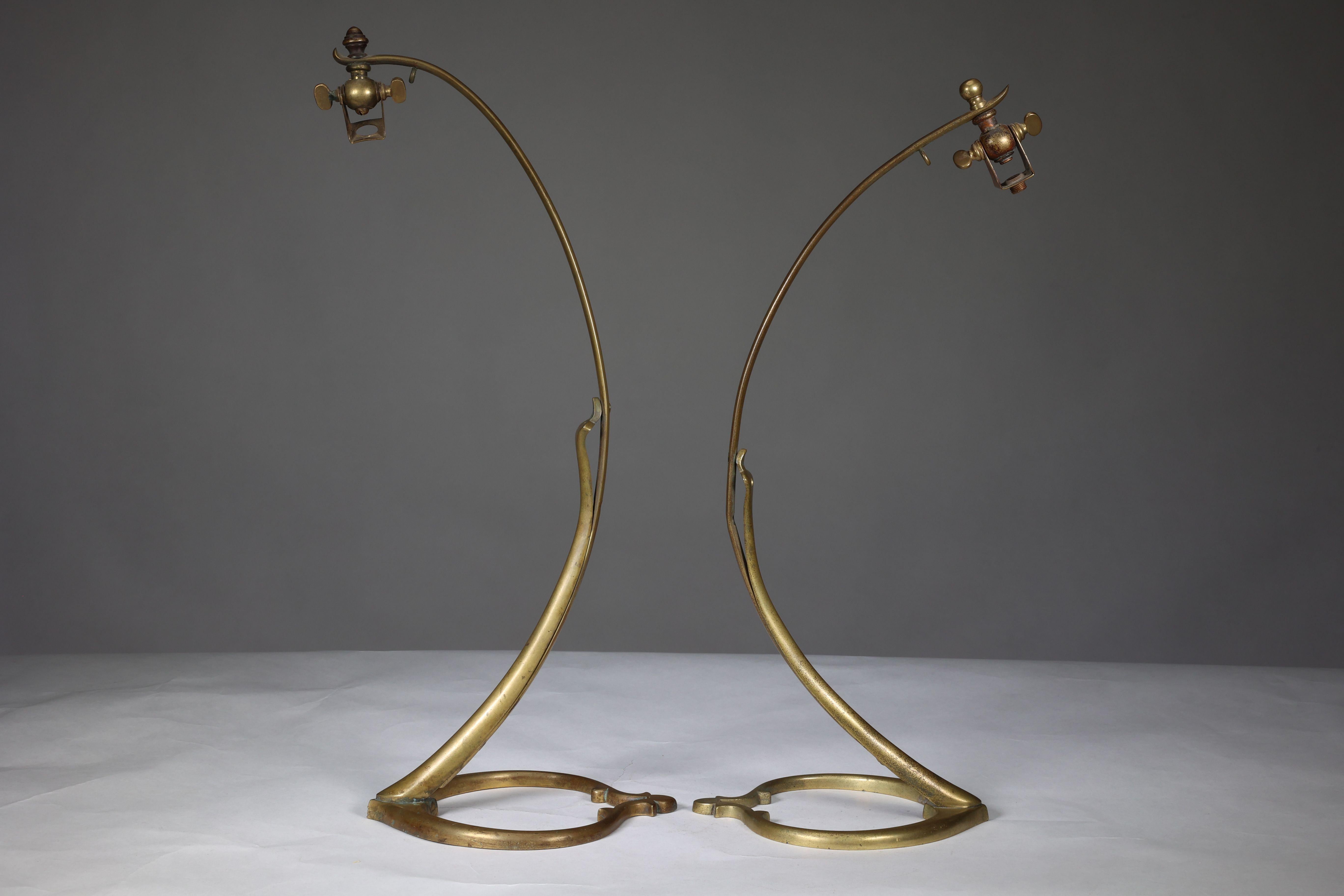 Début du 20ème siècle WAS Benson. Paire de lampes de table de style Swan en laiton Arts and Crafts en vente