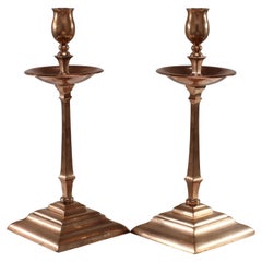 Was Benson. Coppia di candelieri in rame e ottone di Arts and Crafts.