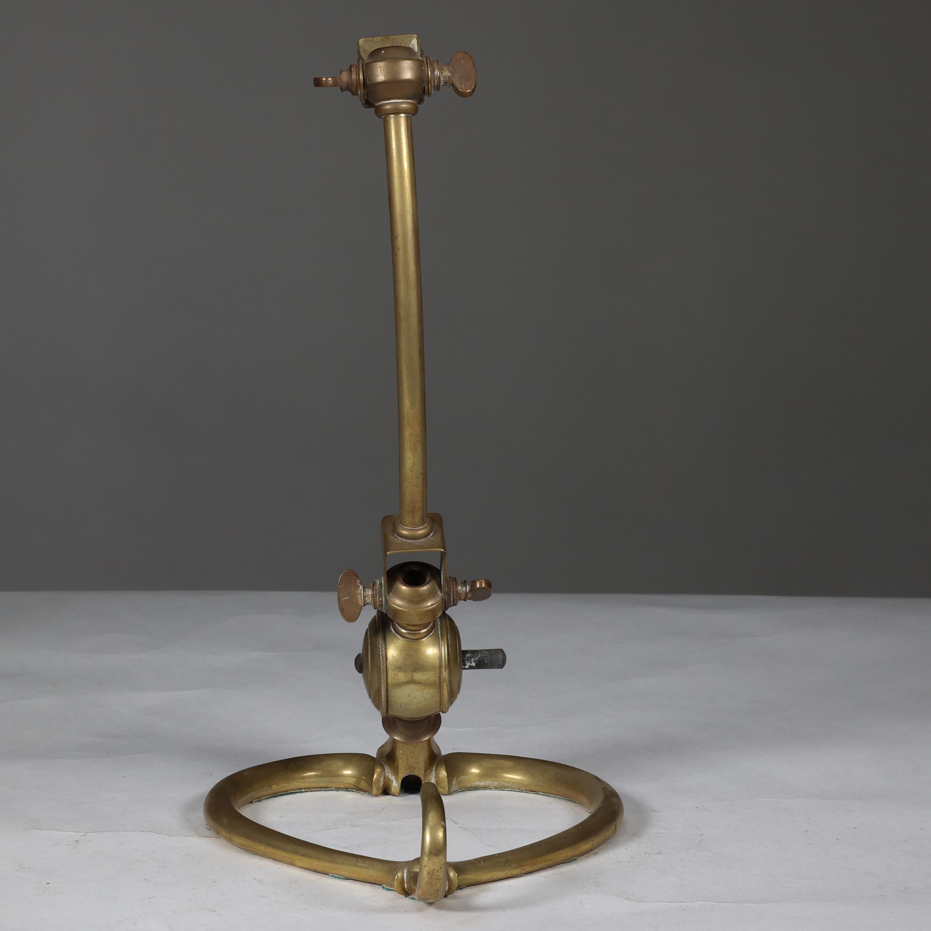 WAS Benson. Un par de lámparas de mesa de latón Arts & Crafts con bases en forma de corazón principios del siglo XX en venta