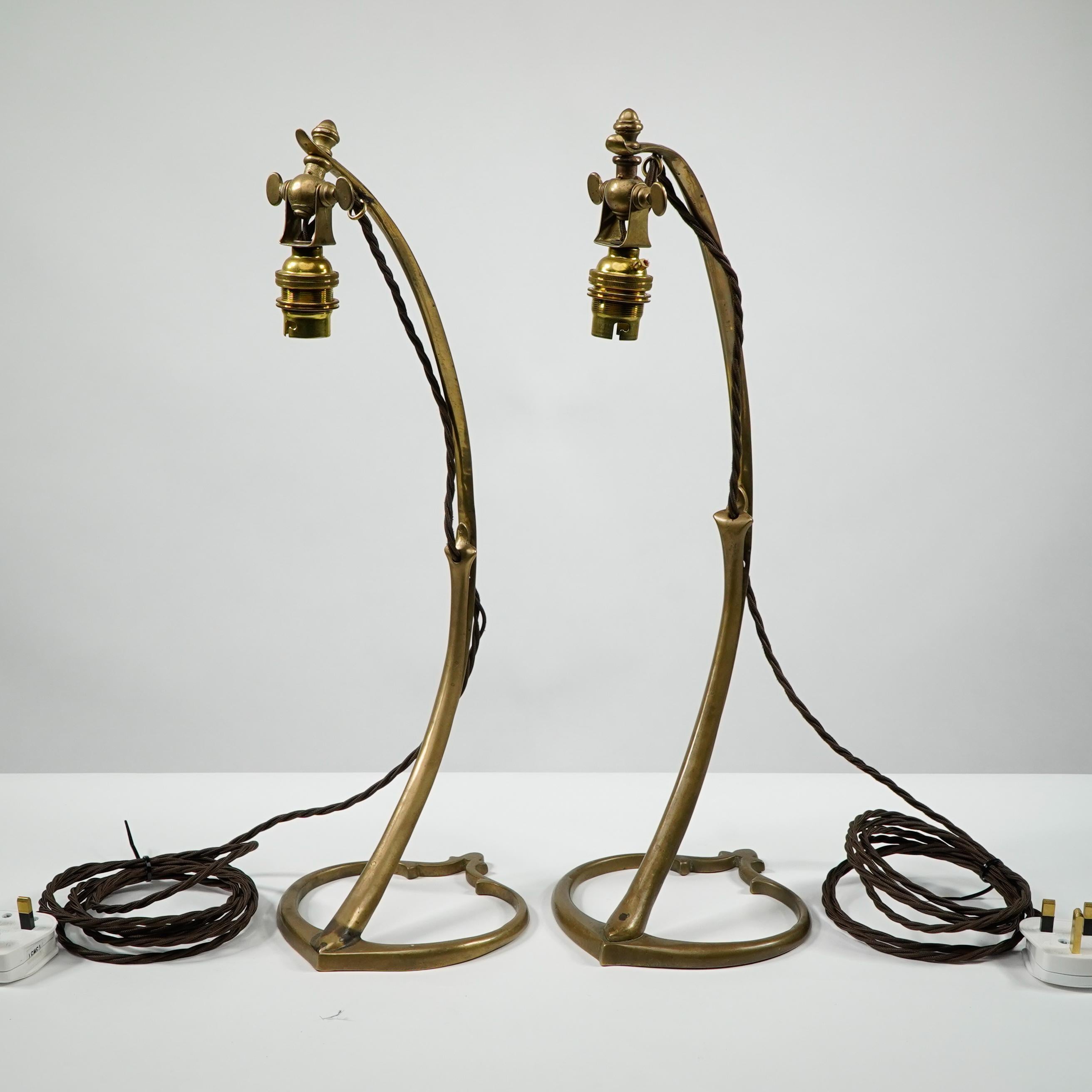 WAS Benson - Paire de lampes de table à col de cygne avec base en forme de coeur. Estampillé à la base. Câblé et prêt à l'emploi avec des prises britanniques.