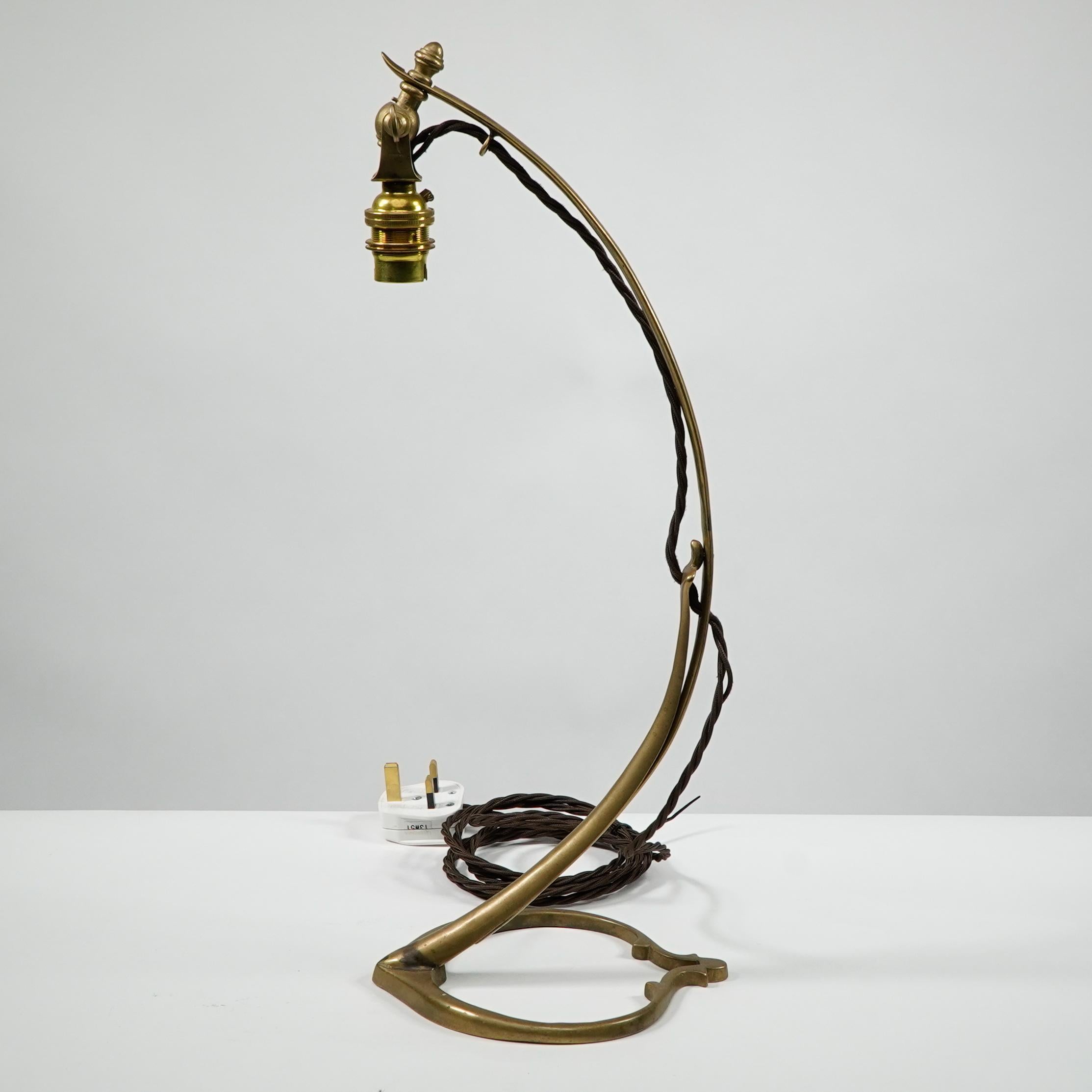 Anglais WAS Benson. Paire de lampes de table à col de cygne avec base en forme de coeur en vente