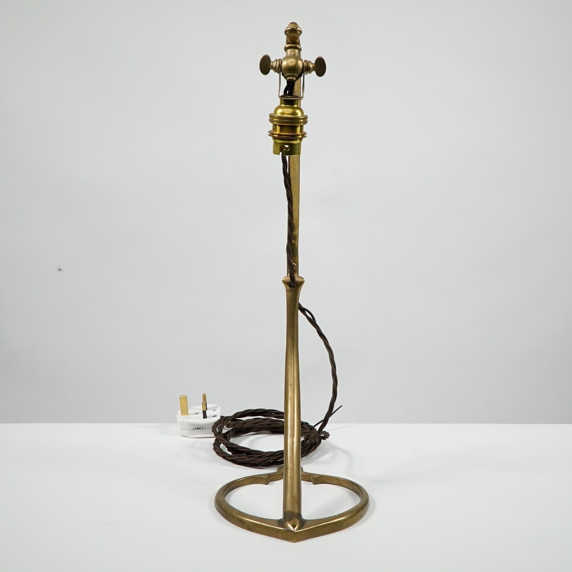 Début du 20ème siècle WAS Benson. Paire de lampes de table à col de cygne avec base en forme de coeur en vente