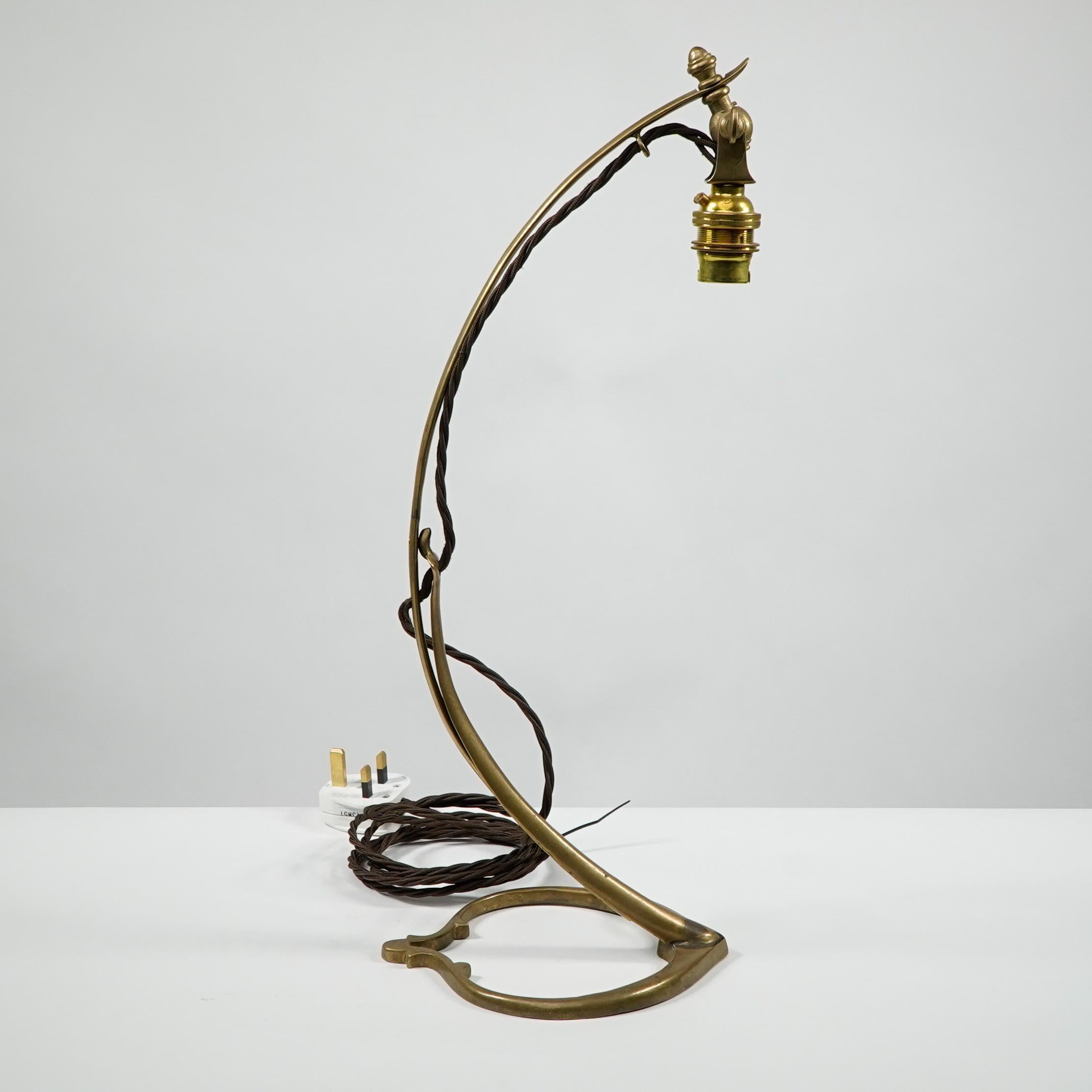 Laiton WAS Benson. Paire de lampes de table à col de cygne avec base en forme de coeur en vente