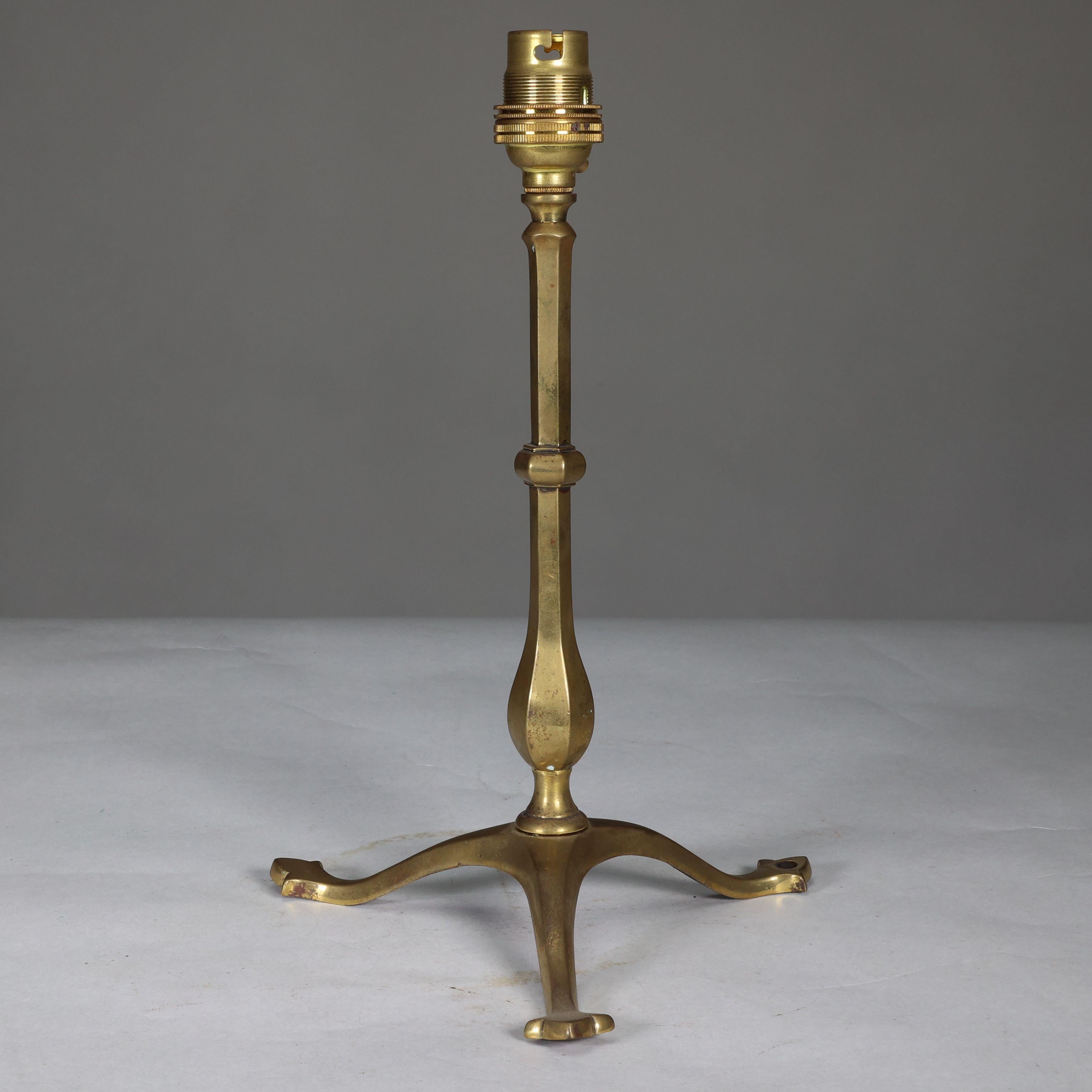 WAS Benson. An Arts and Crafts brass three leg table lamp In Good Condition For Sale In London, GB