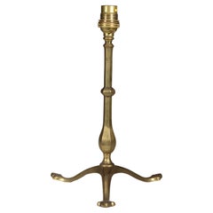 WAS Benson. Lampe de table Arts and Crafts à trois pieds en laiton