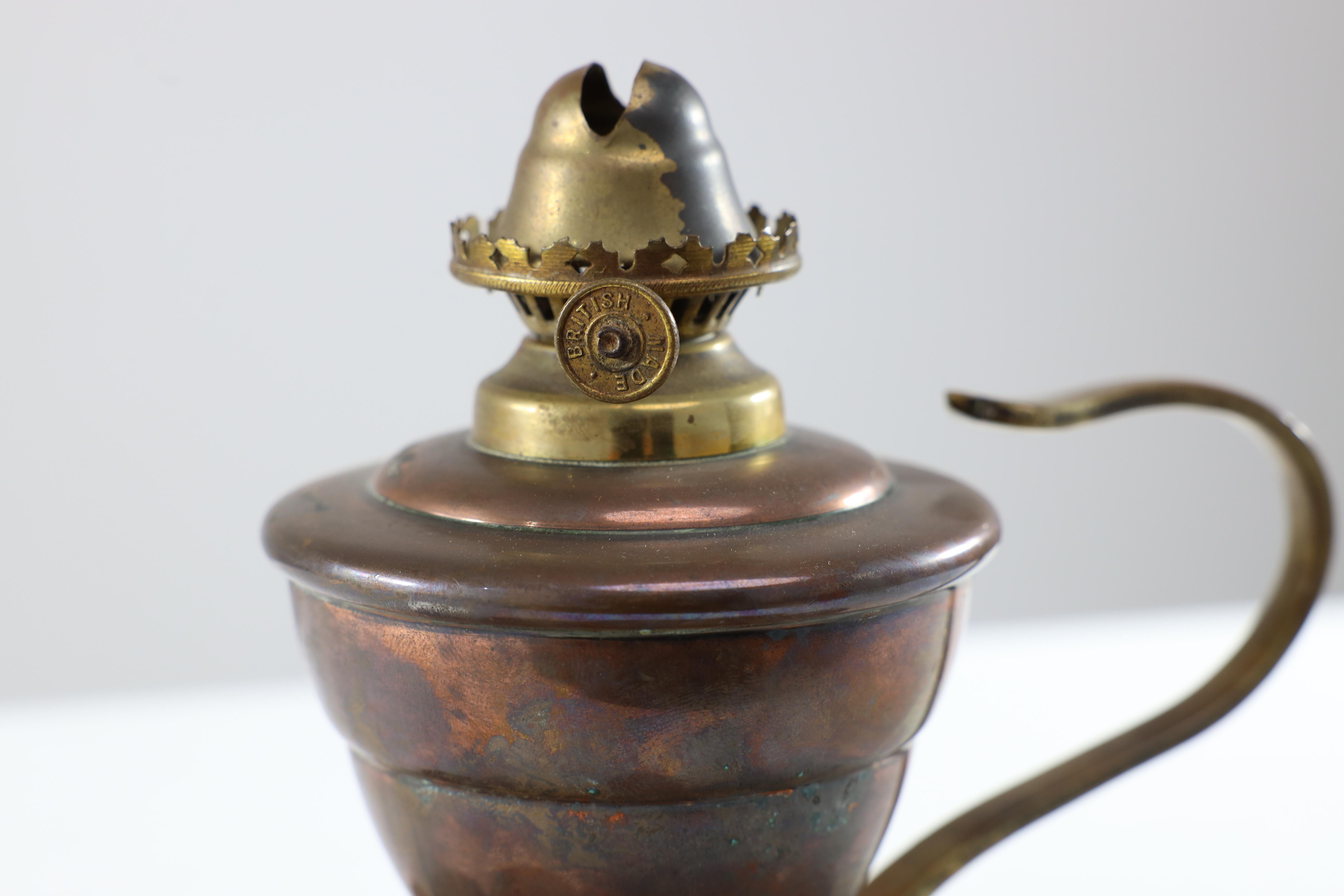 Début du 20ème siècle WAS Benson. Lampe à huile The Lilly Pad en cuivre de style Copper Craft. en vente