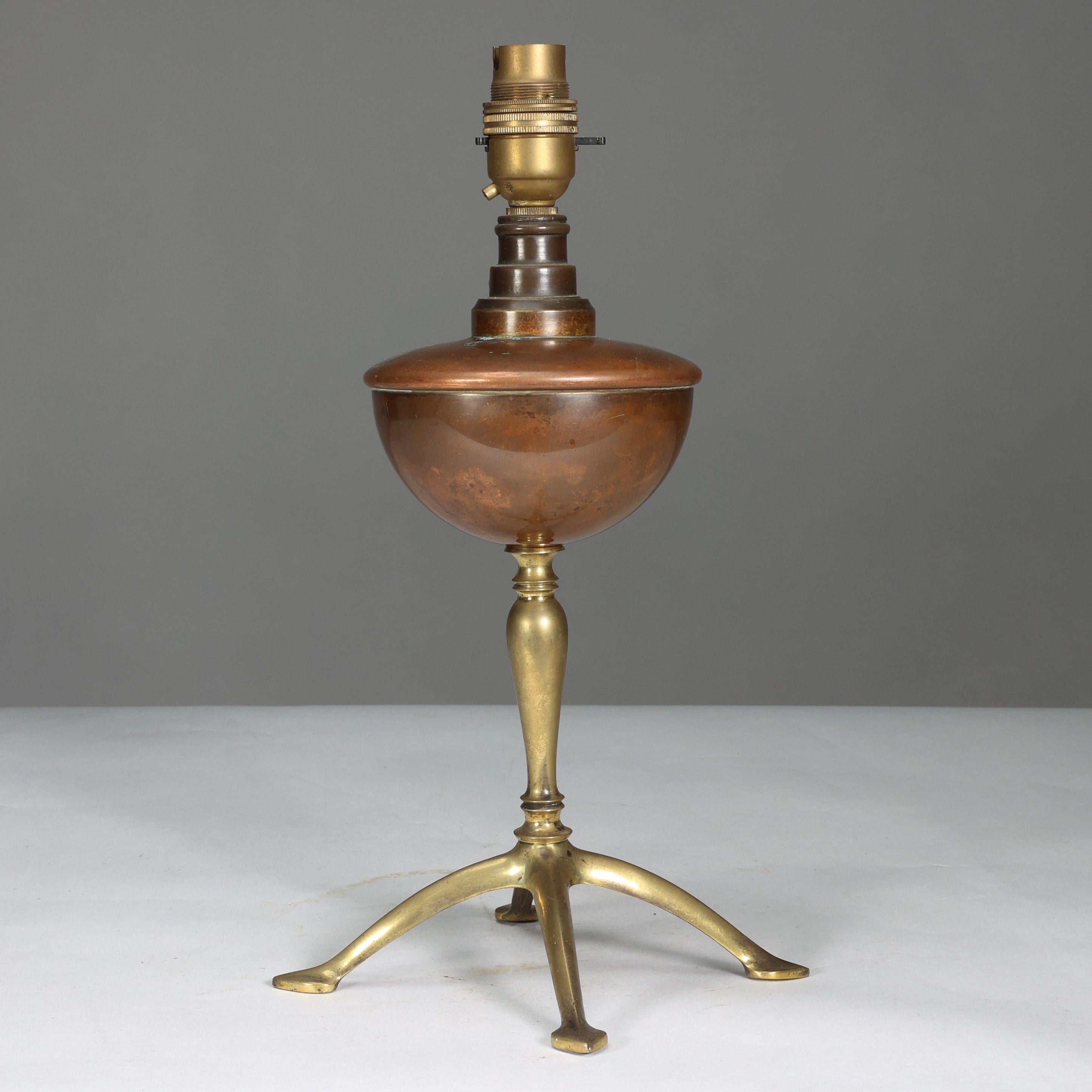 WAS Benson. Une lampe à huile Arts and Crafts à quatre pieds transformée en électricité Bon état - En vente à London, GB