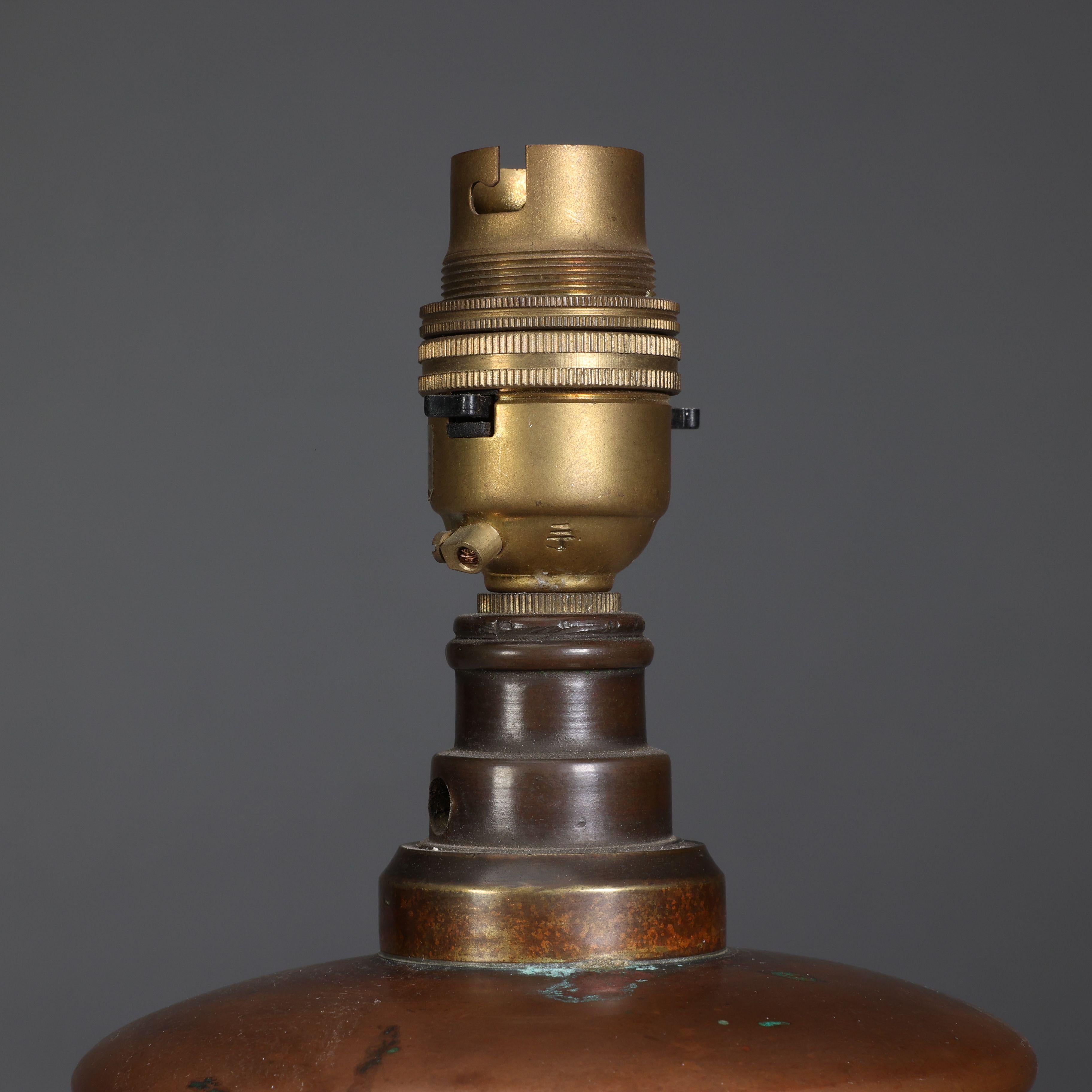 Laiton WAS Benson. Une lampe à huile Arts and Crafts à quatre pieds transformée en électricité en vente