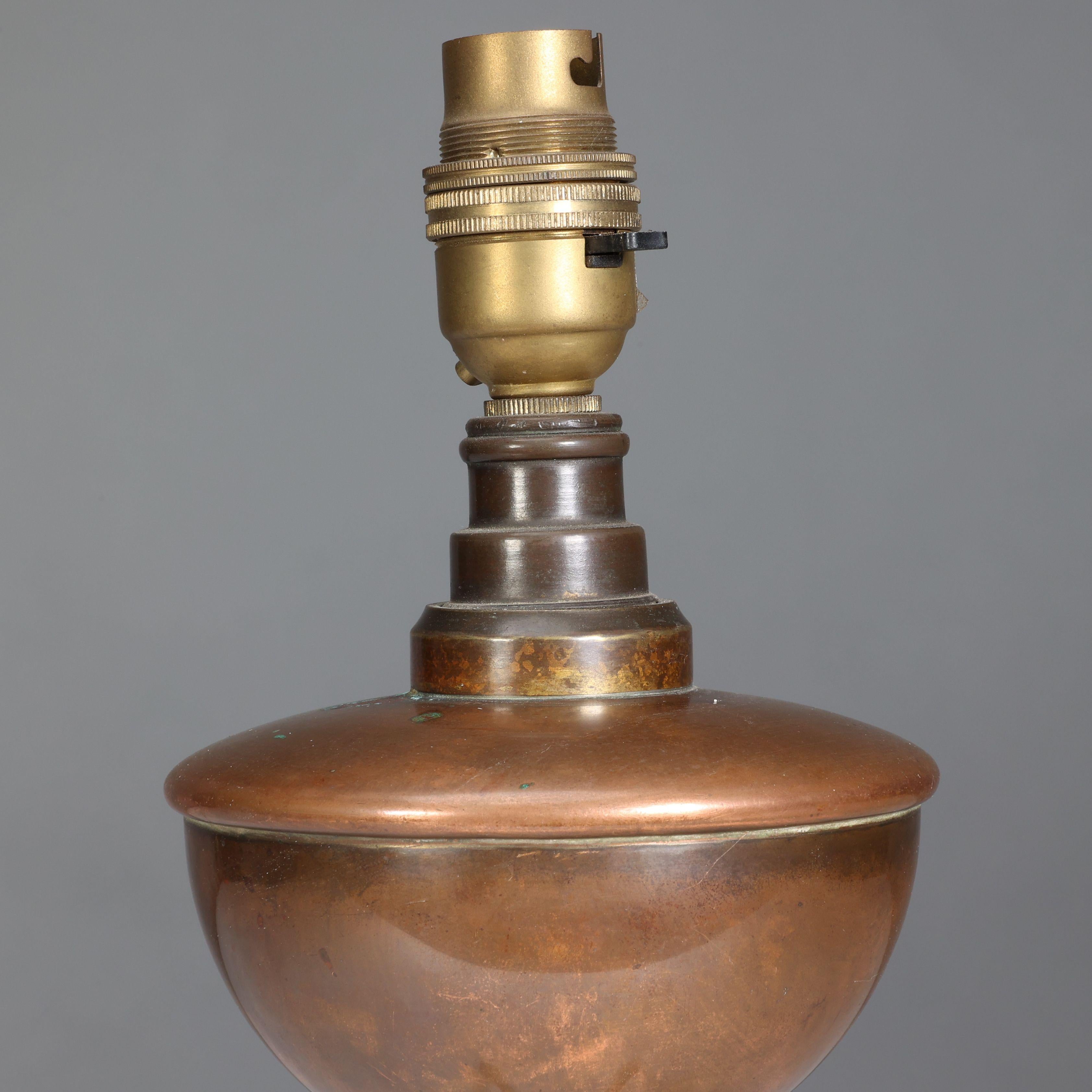 WAS Benson. Une lampe à huile Arts and Crafts à quatre pieds transformée en électricité en vente 1