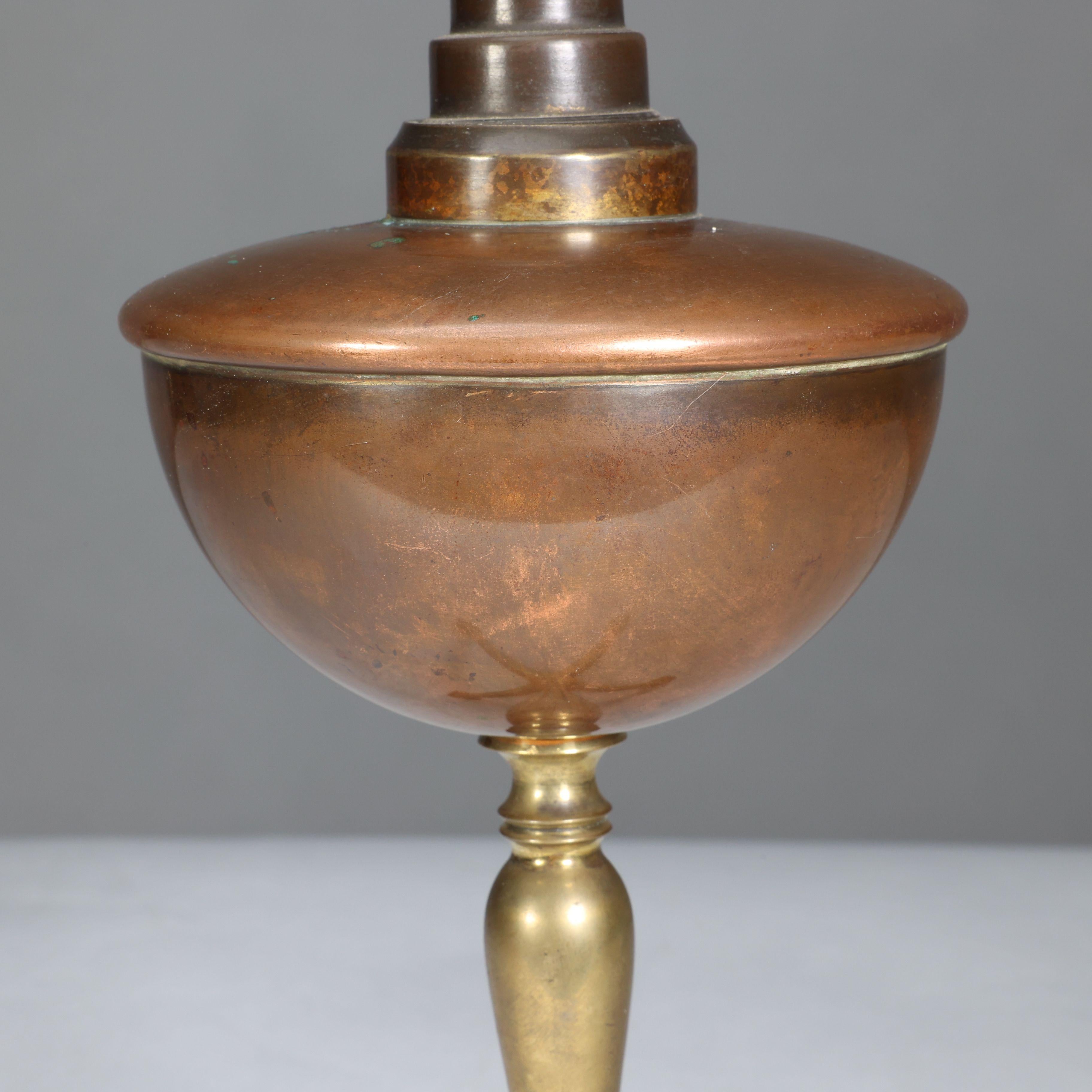 WAS Benson. Une lampe à huile Arts and Crafts à quatre pieds transformée en électricité en vente 2