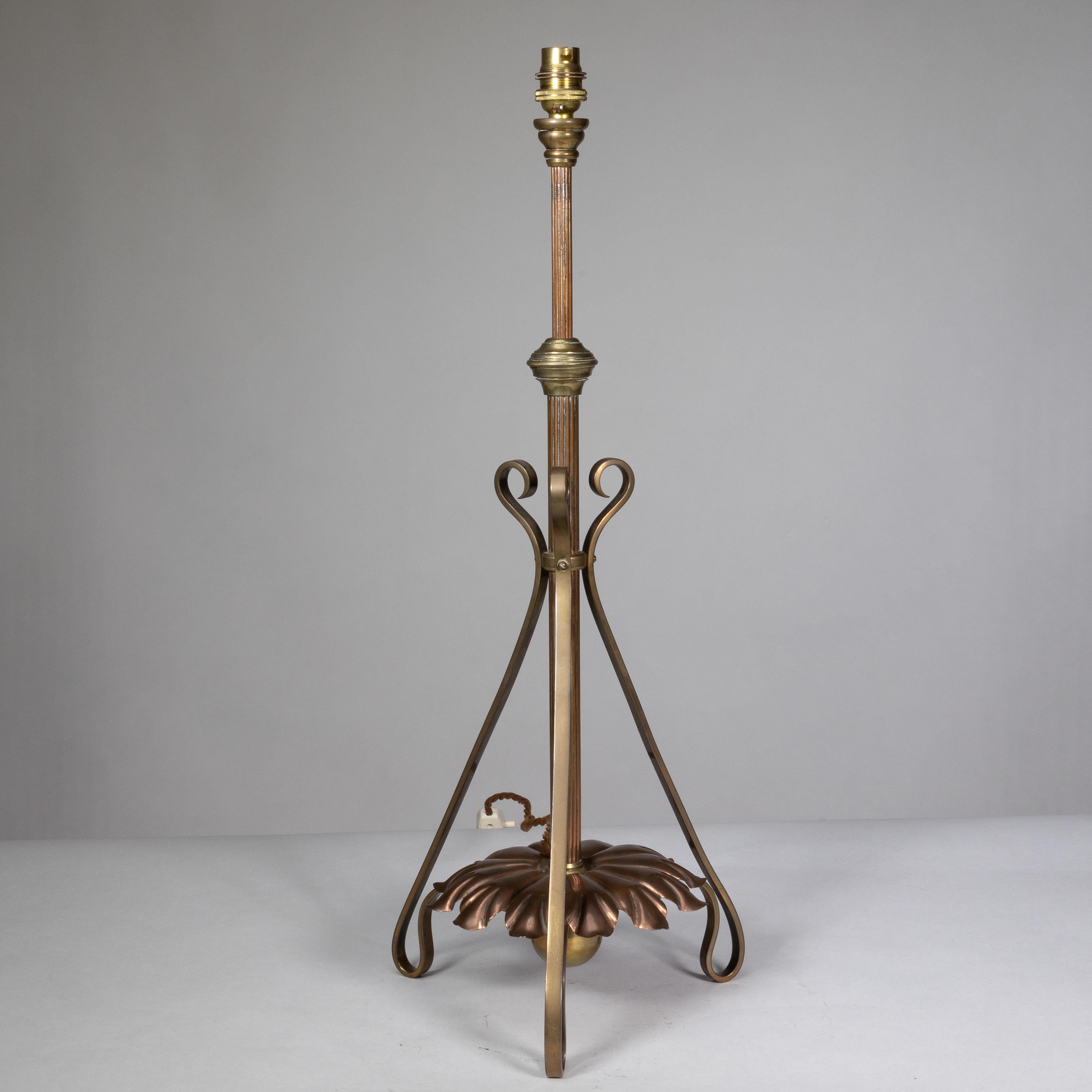 English WAS Benson. An Arts and Crafts telescopic adjustable copper and brass table lamp For Sale