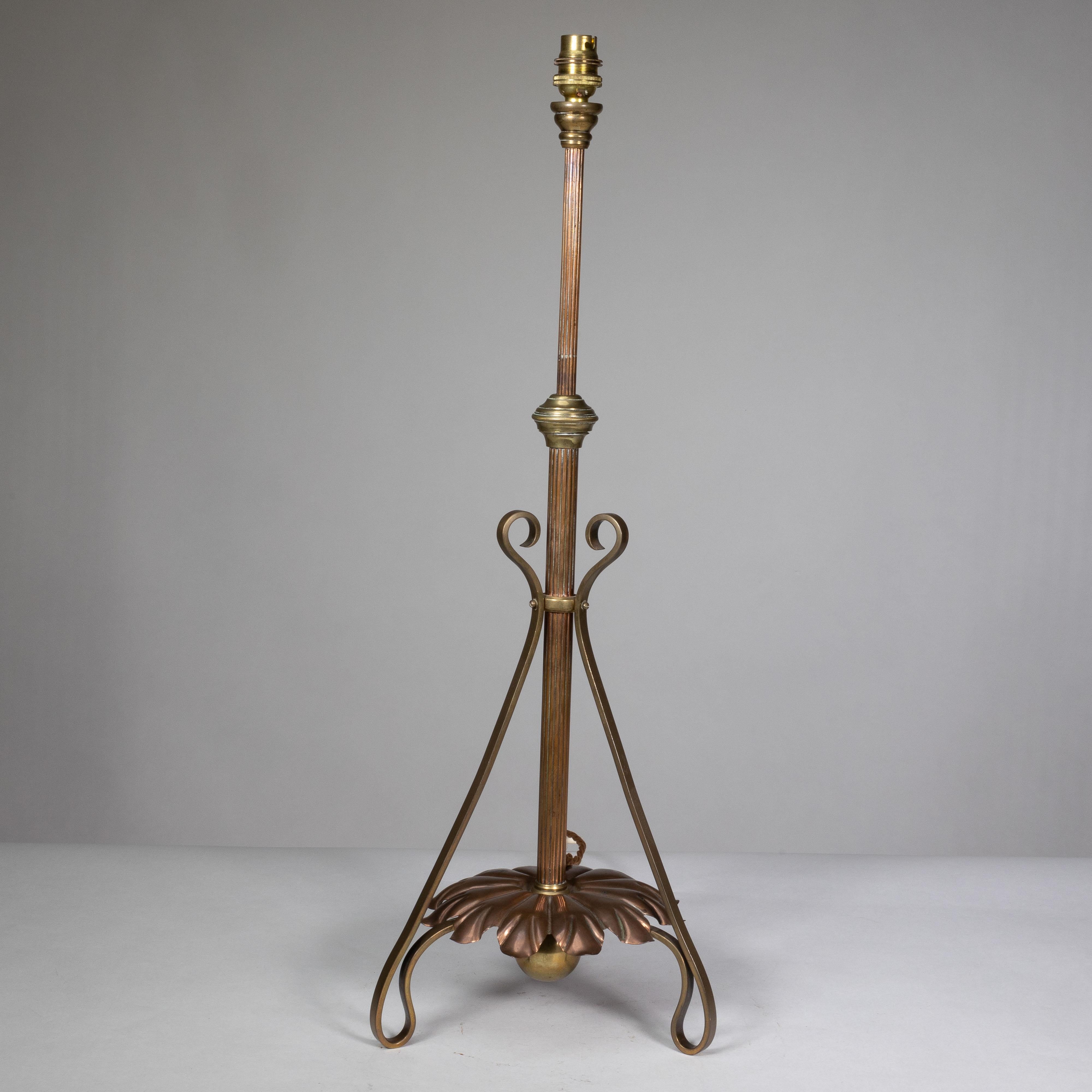 WAS Benson. An Arts and Crafts telescopic adjustable copper and brass table lamp In Good Condition For Sale In London, GB