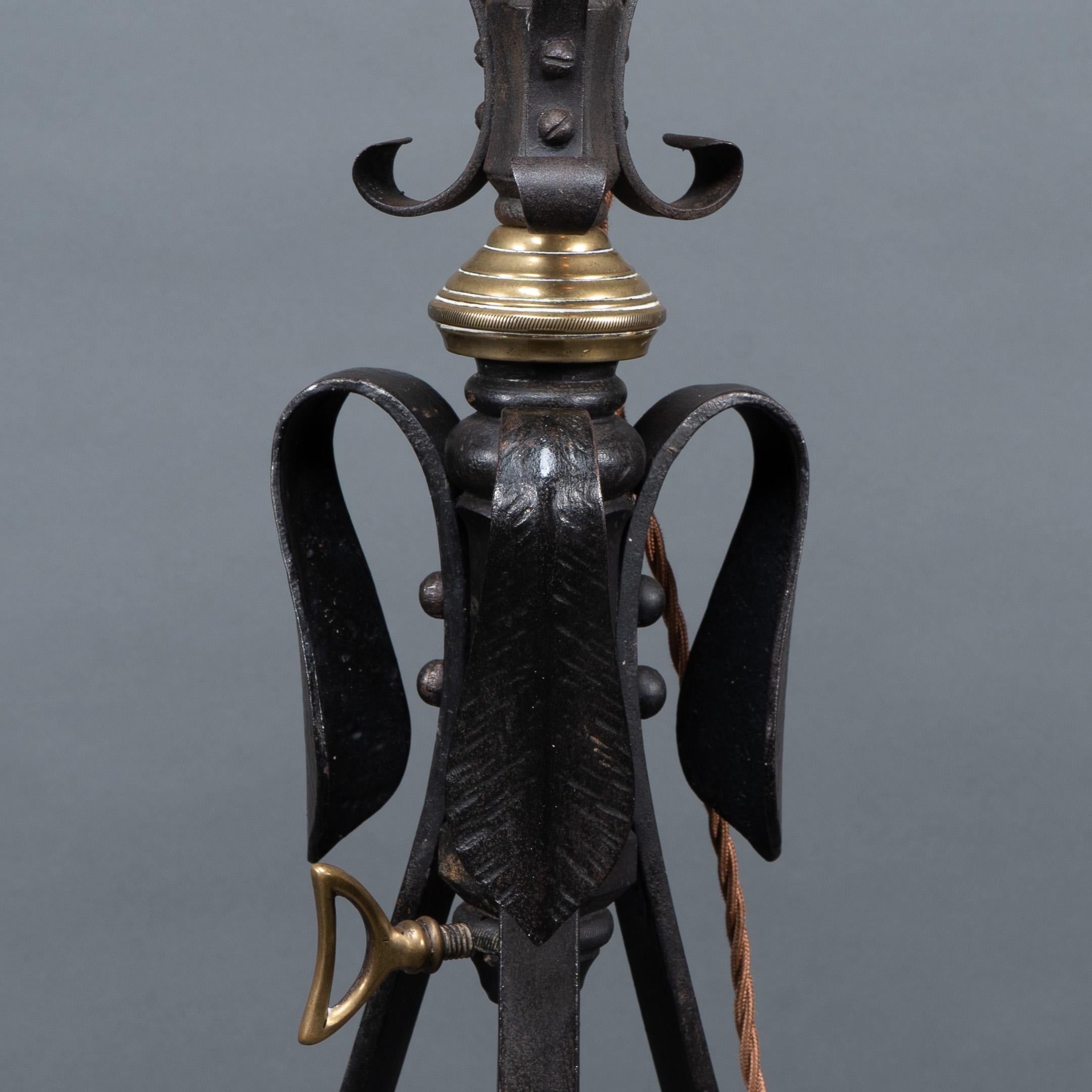WAS Benson. Eine äußerst seltene Arts and Crafts-Stehlampe aus Eisen mit Teleskop, Standard im Angebot 7