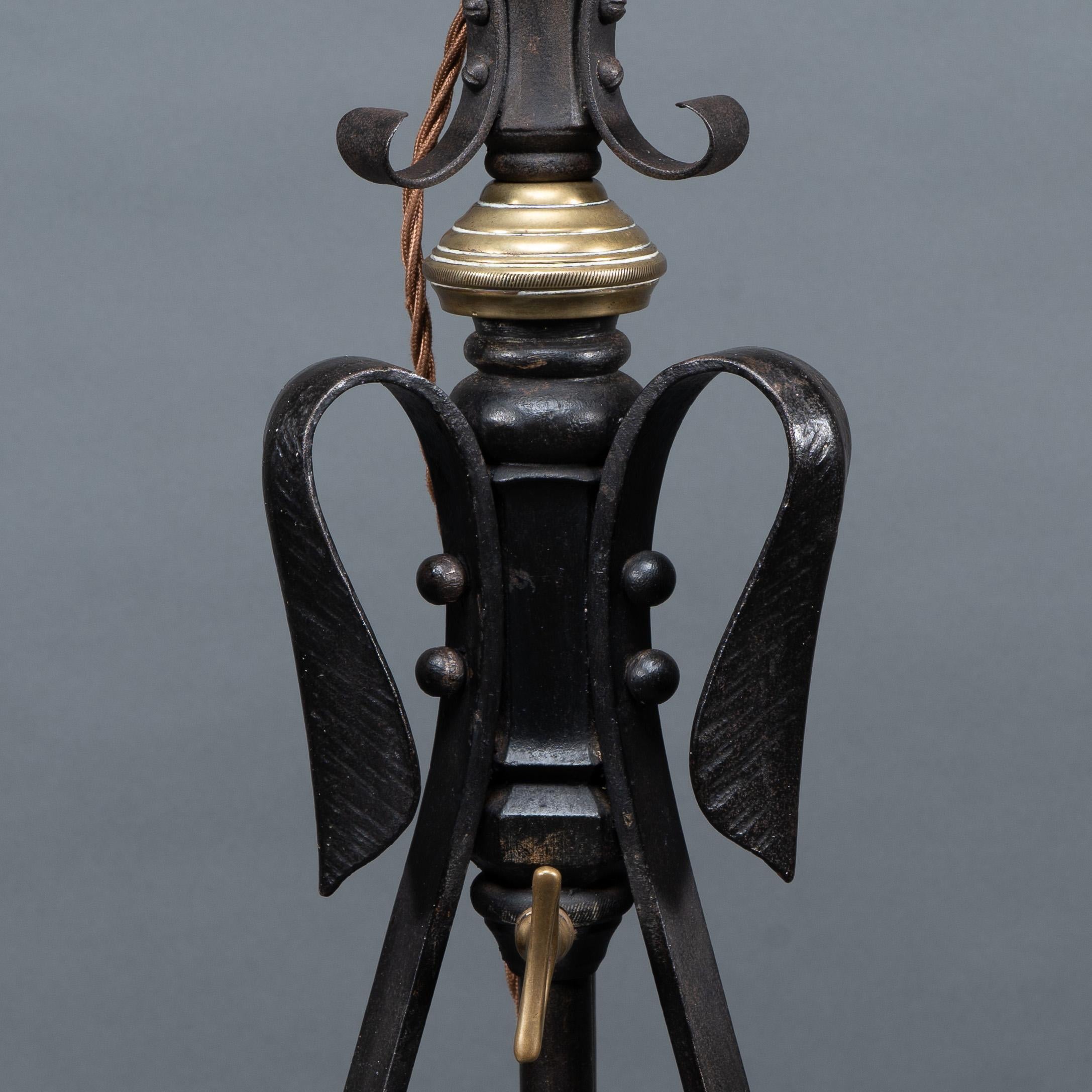 WAS Benson. Eine äußerst seltene Arts and Crafts-Stehlampe aus Eisen mit Teleskop, Standard im Angebot 8