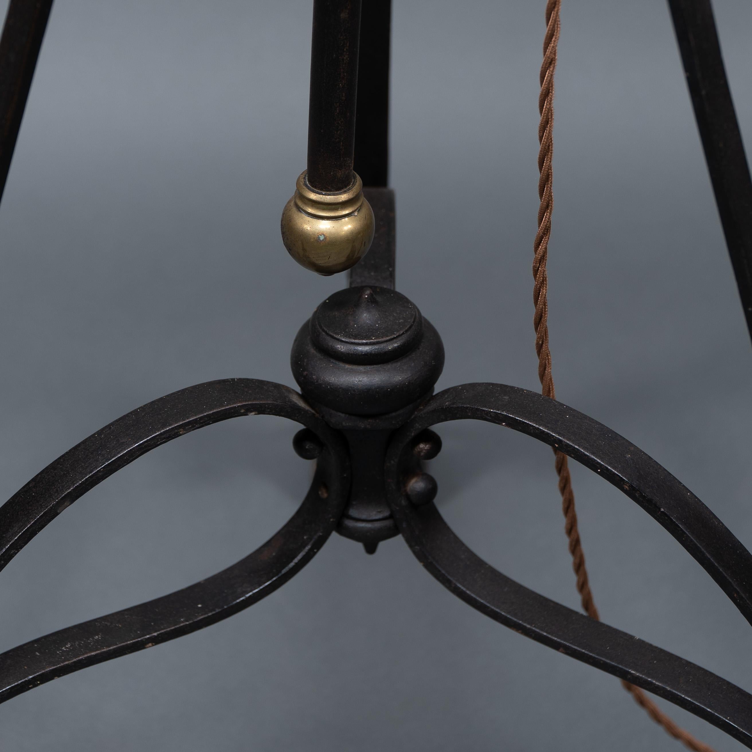 WAS Benson. Eine äußerst seltene Arts and Crafts-Stehlampe aus Eisen mit Teleskop, Standard im Angebot 9
