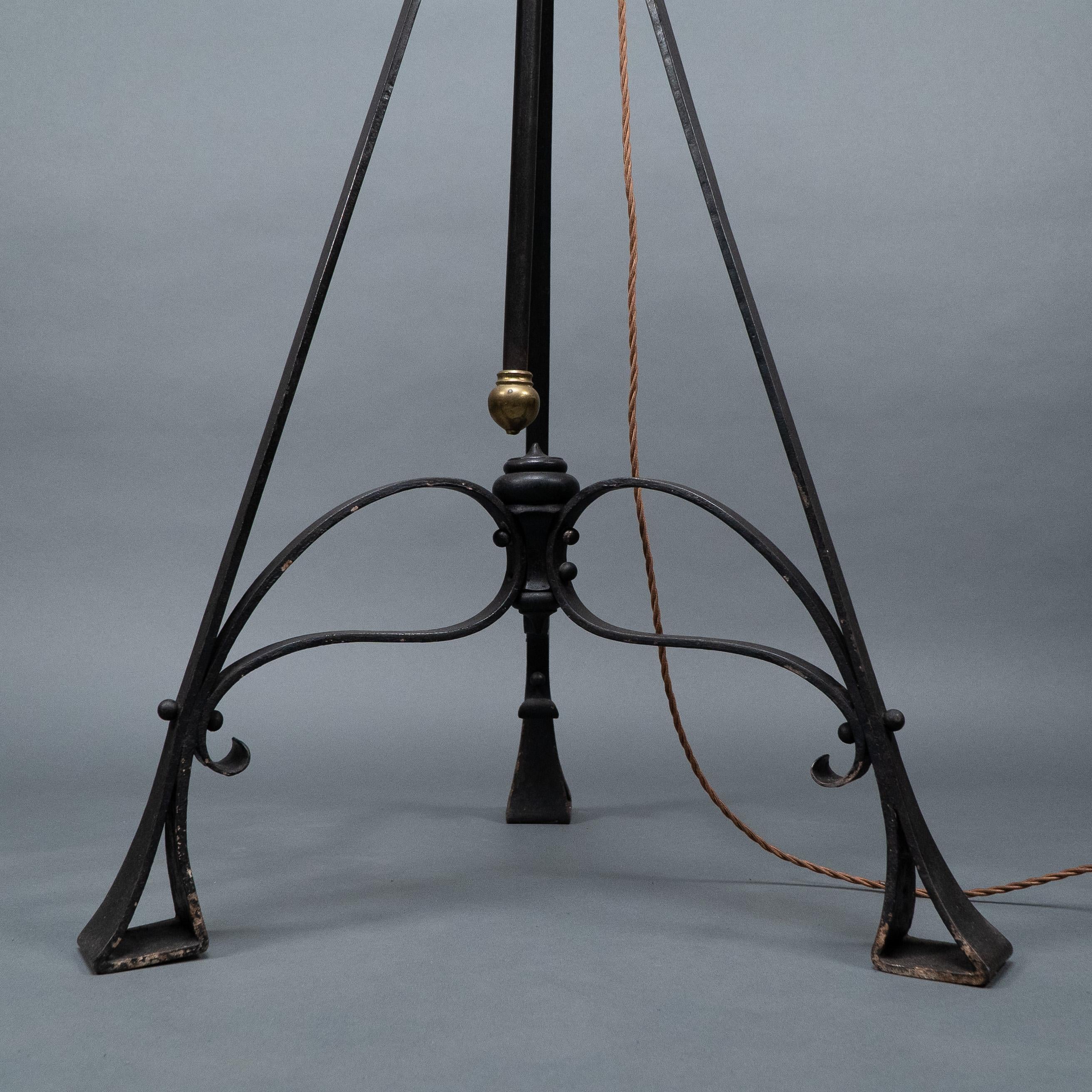 WAS Benson. Eine äußerst seltene Arts and Crafts-Stehlampe aus Eisen mit Teleskop, Standard im Angebot 13