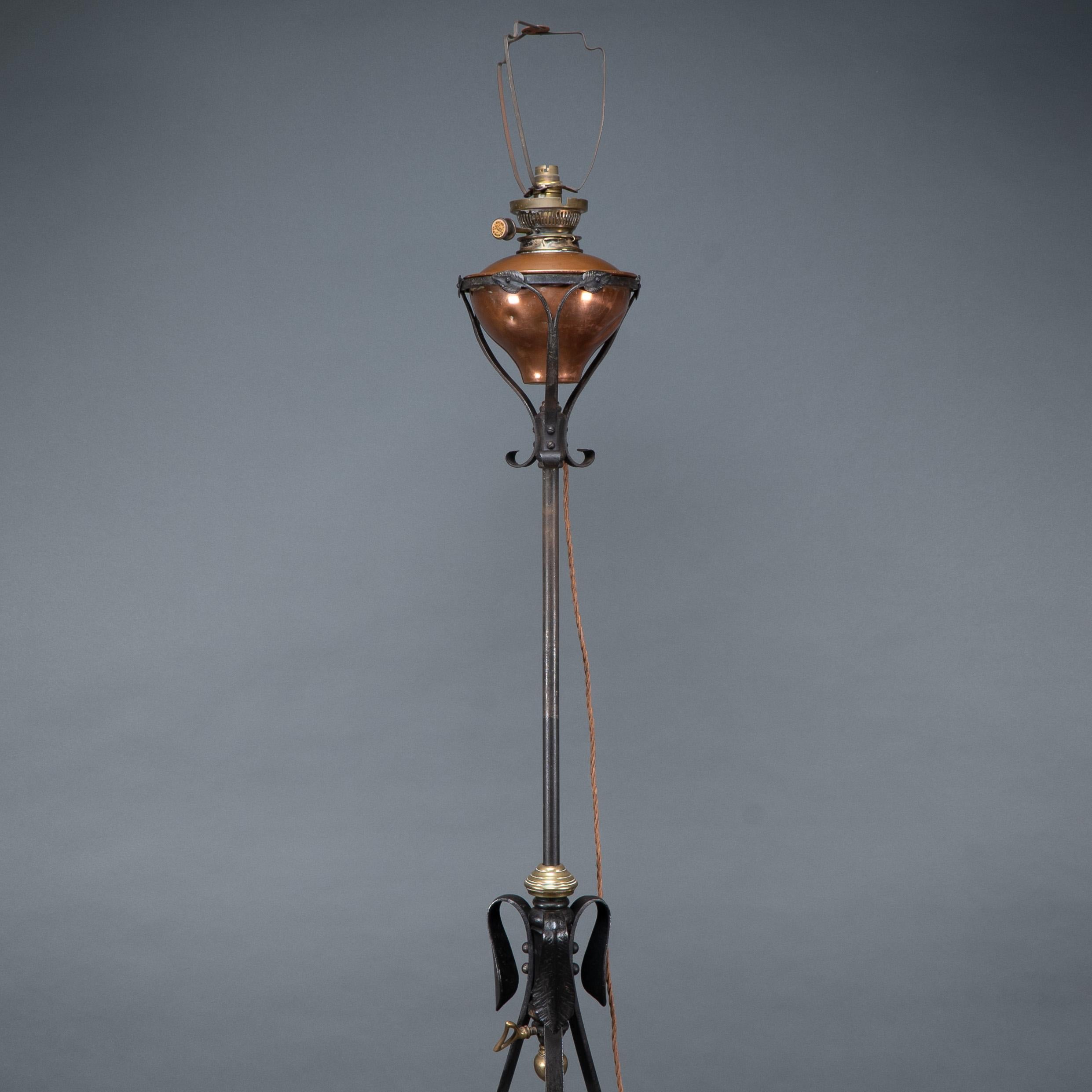 WAS Benson. Eine äußerst seltene Arts and Crafts-Stehlampe aus Eisen mit Teleskop, Standard (Englisch) im Angebot