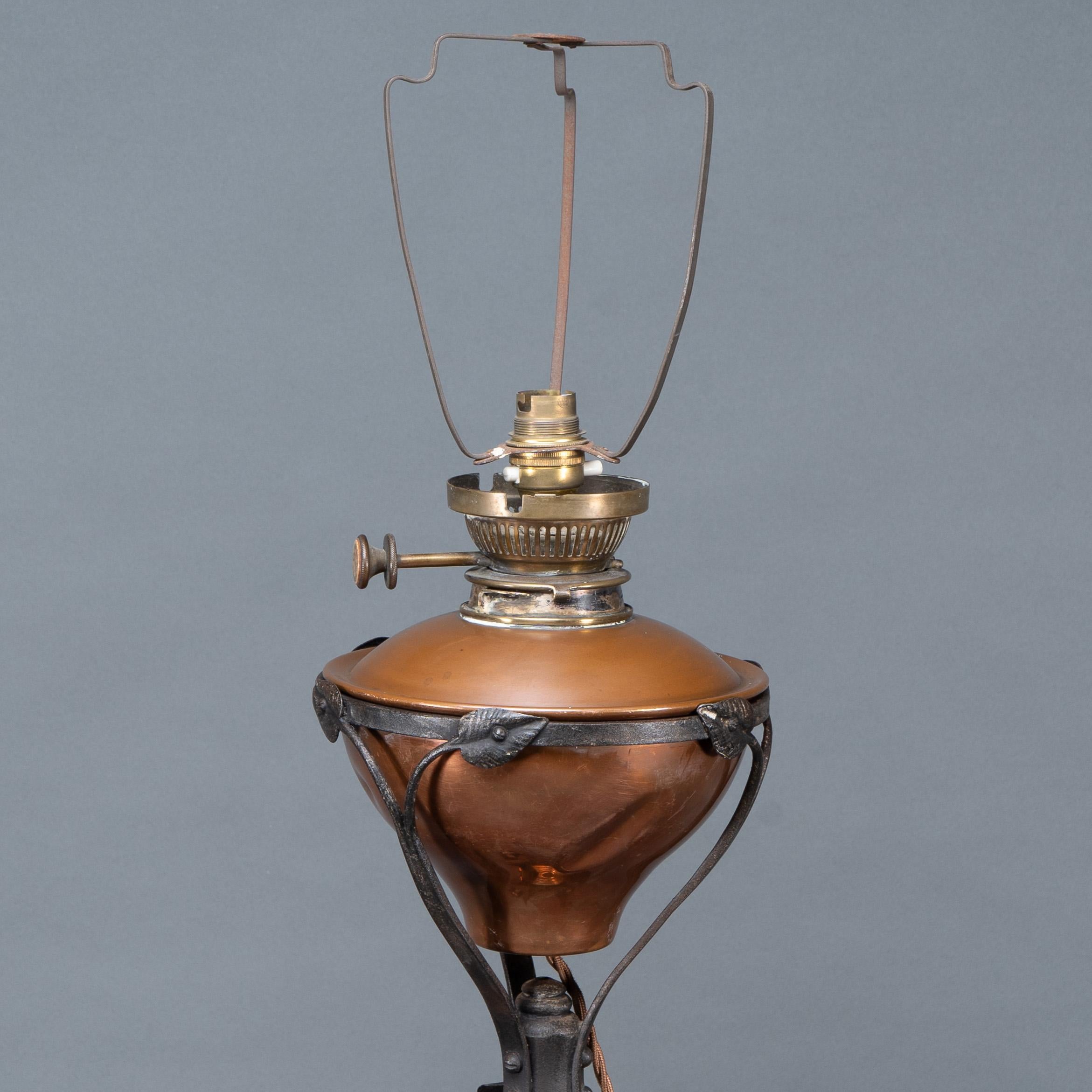 WAS Benson. Eine äußerst seltene Arts and Crafts-Stehlampe aus Eisen mit Teleskop, Standard (Berliner Eisen) im Angebot