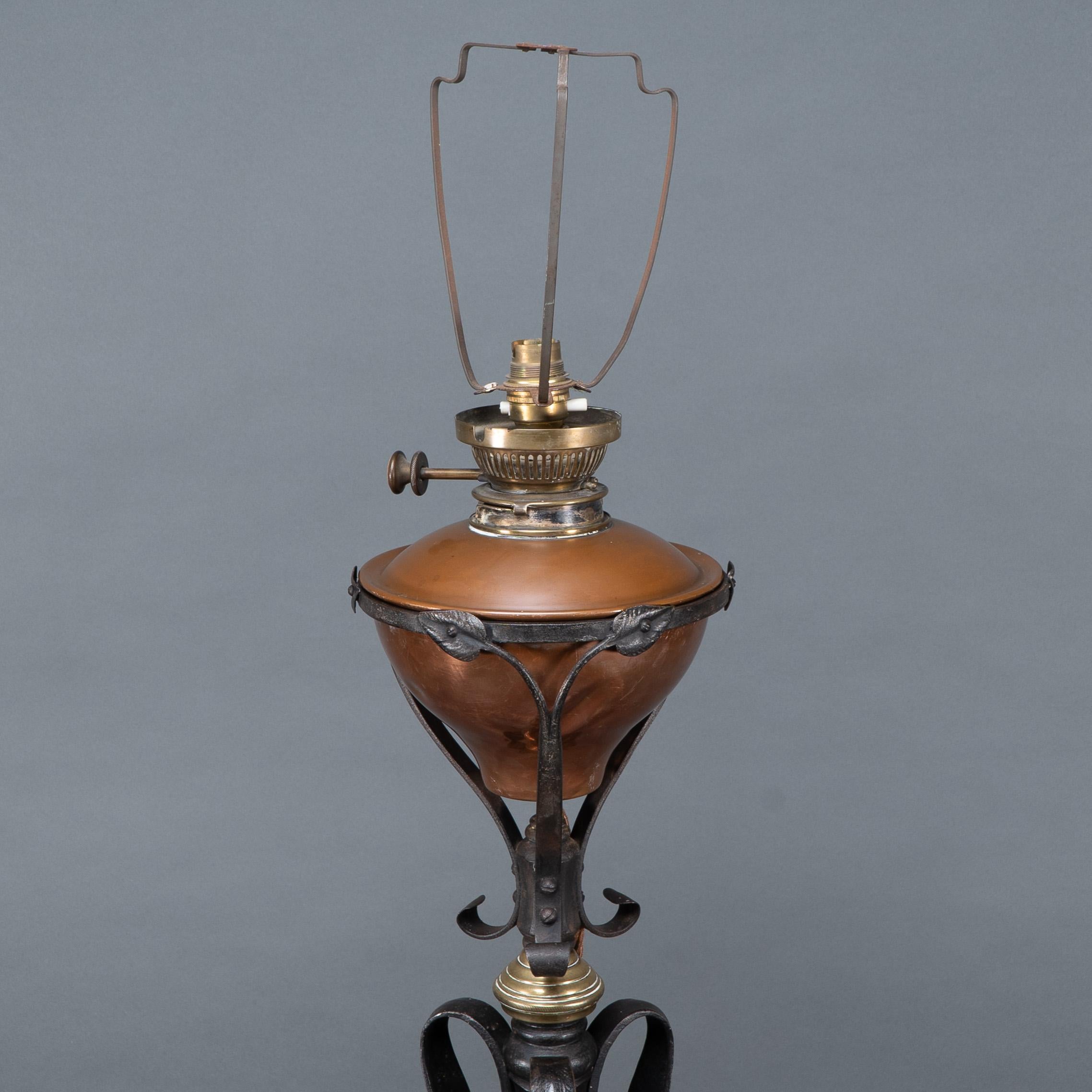 WAS Benson. Eine äußerst seltene Arts and Crafts-Stehlampe aus Eisen mit Teleskop, Standard im Angebot 1