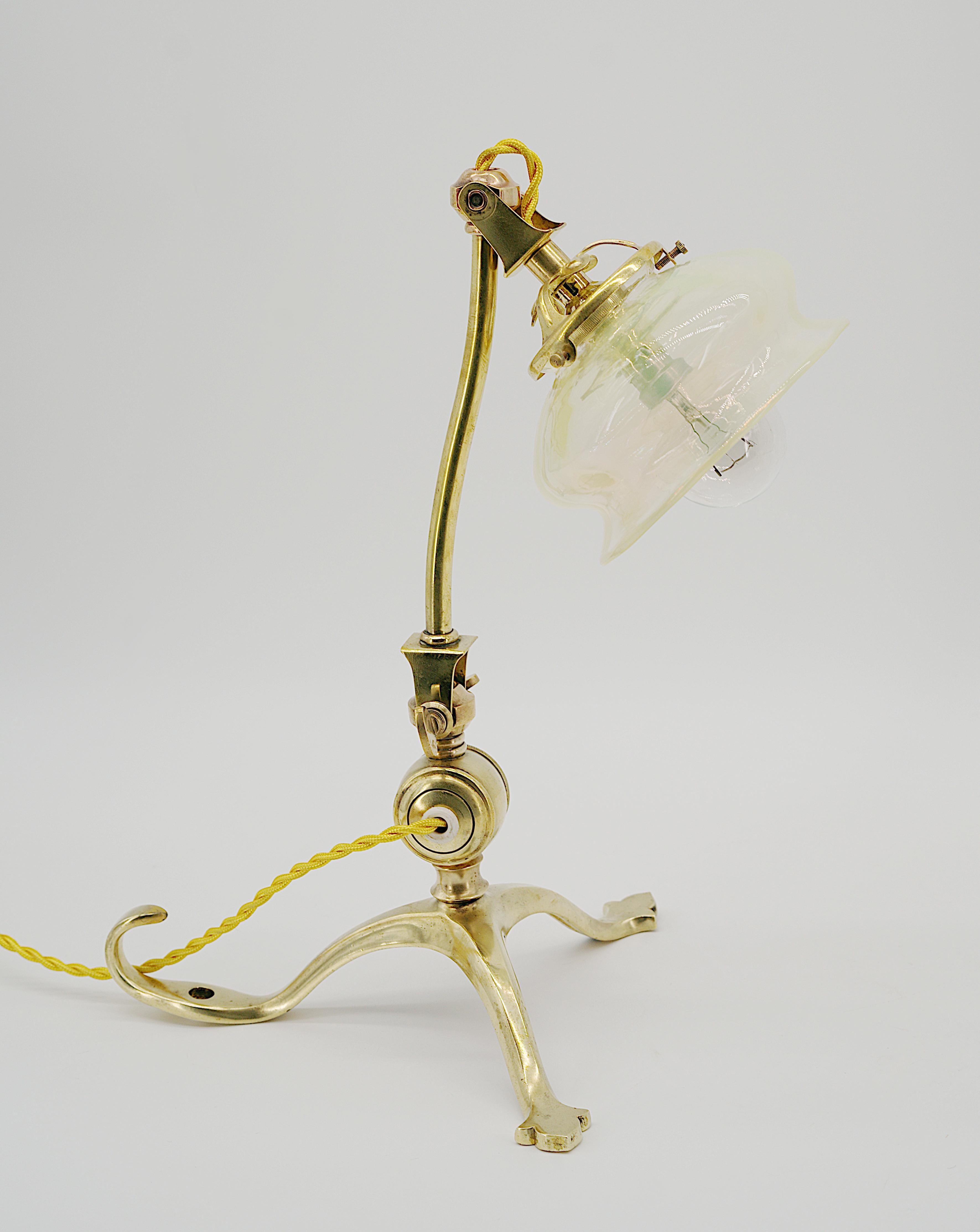 Lampada da tavolo o applique antica di William Arthur Benson, Inghilterra, 1900 circa. Vetro, bronzo e ottone. Un paralume molto bello in vetro vaselina. Bronzo e ottone  apparecchio. Può essere utilizzata come lampada da tavolo o applique. Un foro