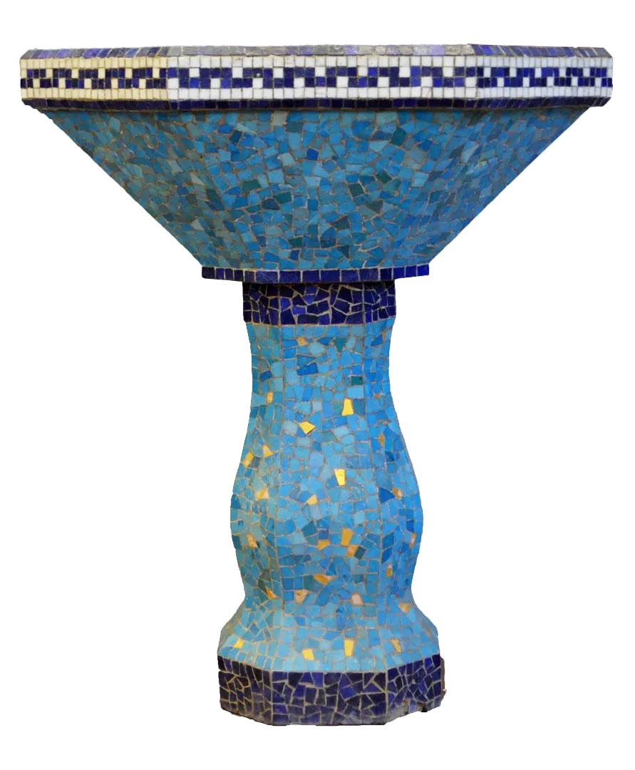 Lavabo en ciment entièrement recouvert de céramiques bleues, blanches et dorées vers 1930.