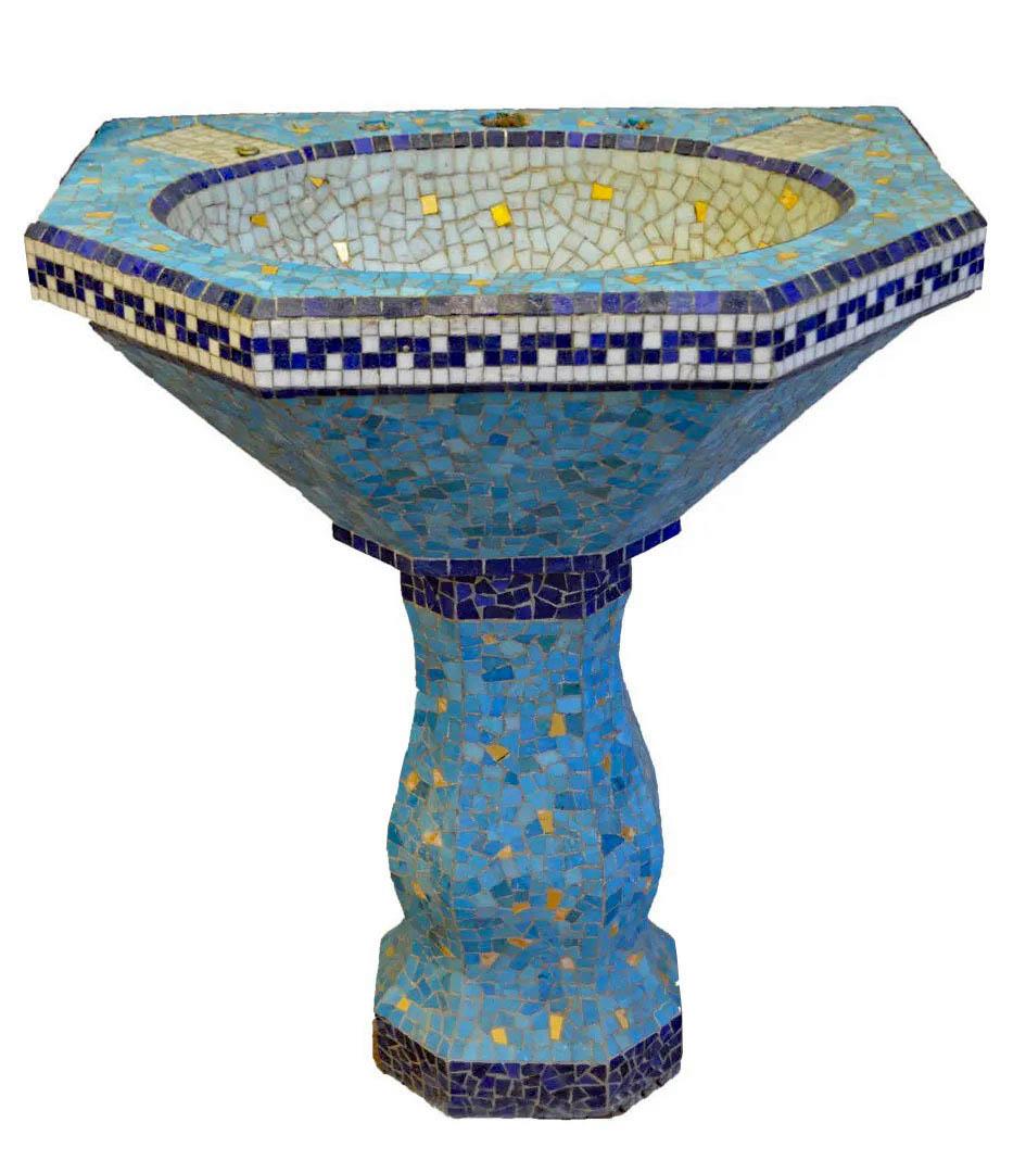 Waschbecken aus Zement, vollständig mit blauer, weißer und goldener Keramik bedeckt, um 1930 im Zustand „Gut“ im Angebot in Mouscron, WHT