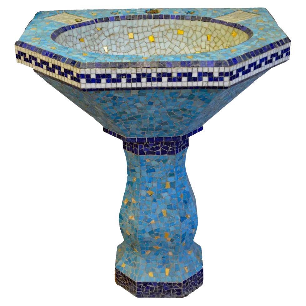 Waschbecken aus Zement, vollständig mit blauer, weißer und goldener Keramik bedeckt, um 1930