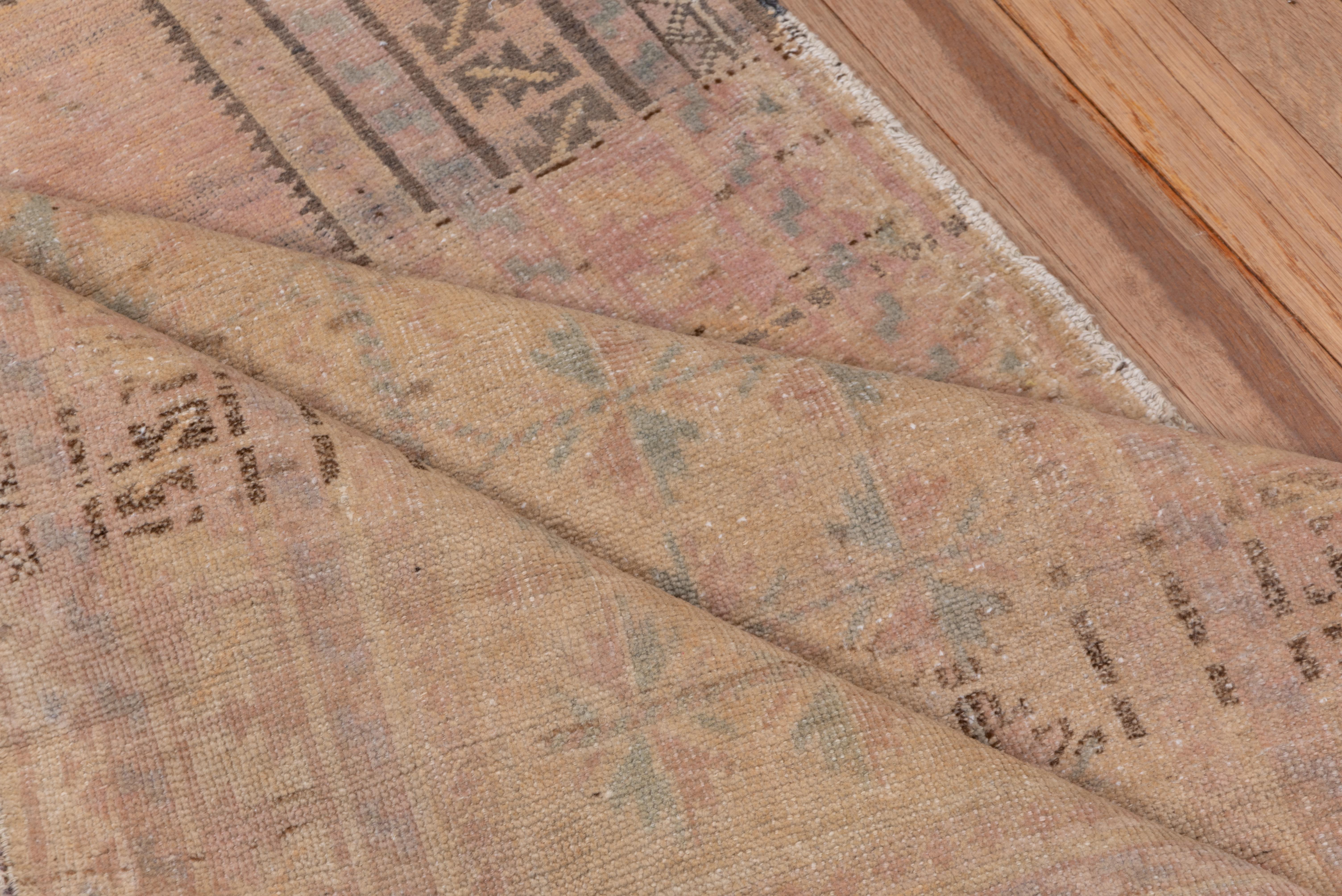 Ce tapis d'Anatolie (2,8 x 4,4) incarne l'élégance discrète et le savoir-faire intemporel du tissage traditionnel turc. Dotée d'un design délicat aux détails subtils, cette pièce est parfaite pour ajouter une touche de simplicité raffinée à tout