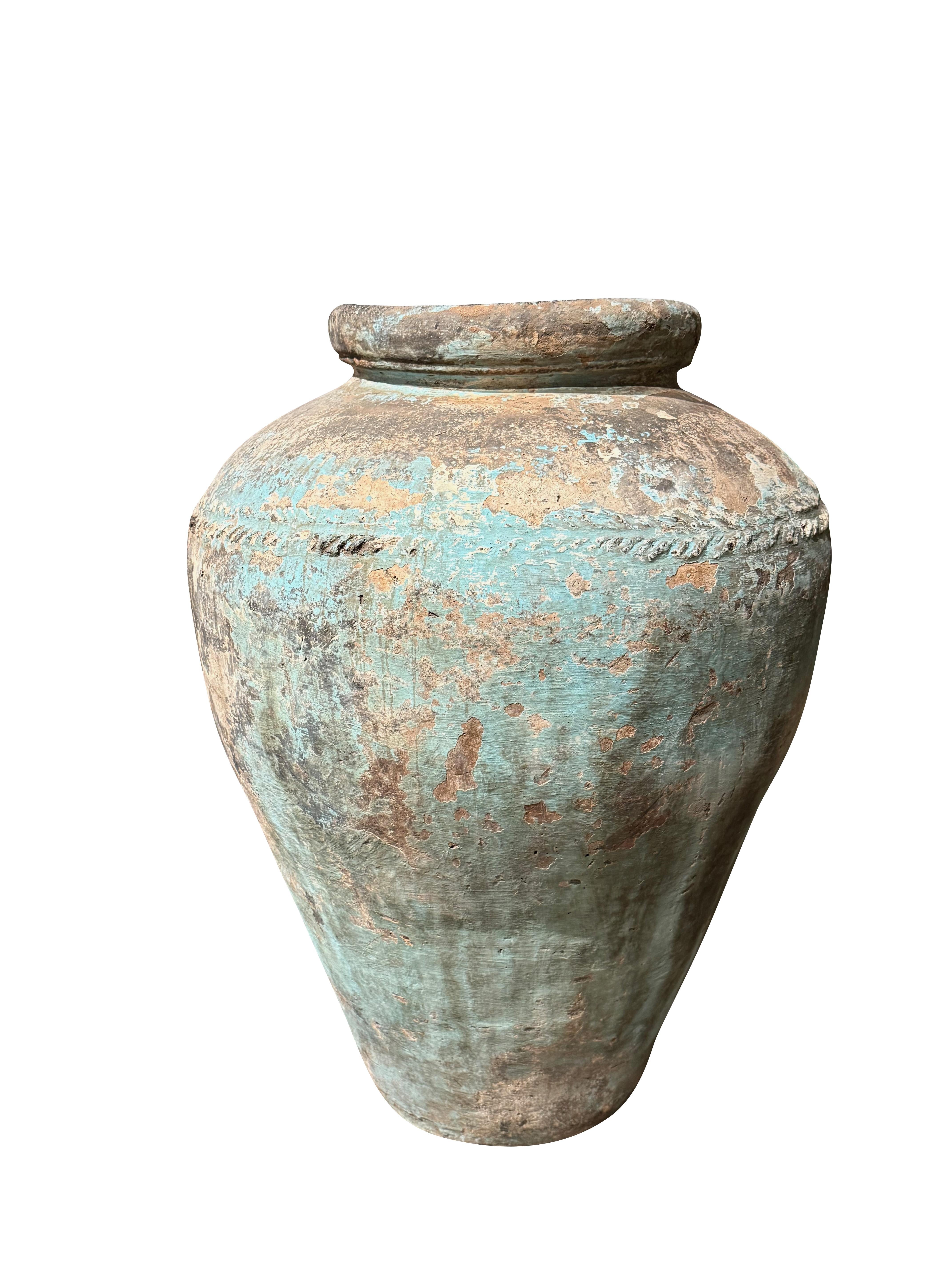 Vaso d'acqua indiano extra large del XIX secolo.
Bellissima patina naturale.
Sfumature di blu e bianco sbiadito.
Dimensioni eccezionali.
Dettagli decorativi a fascia in rilievo.
